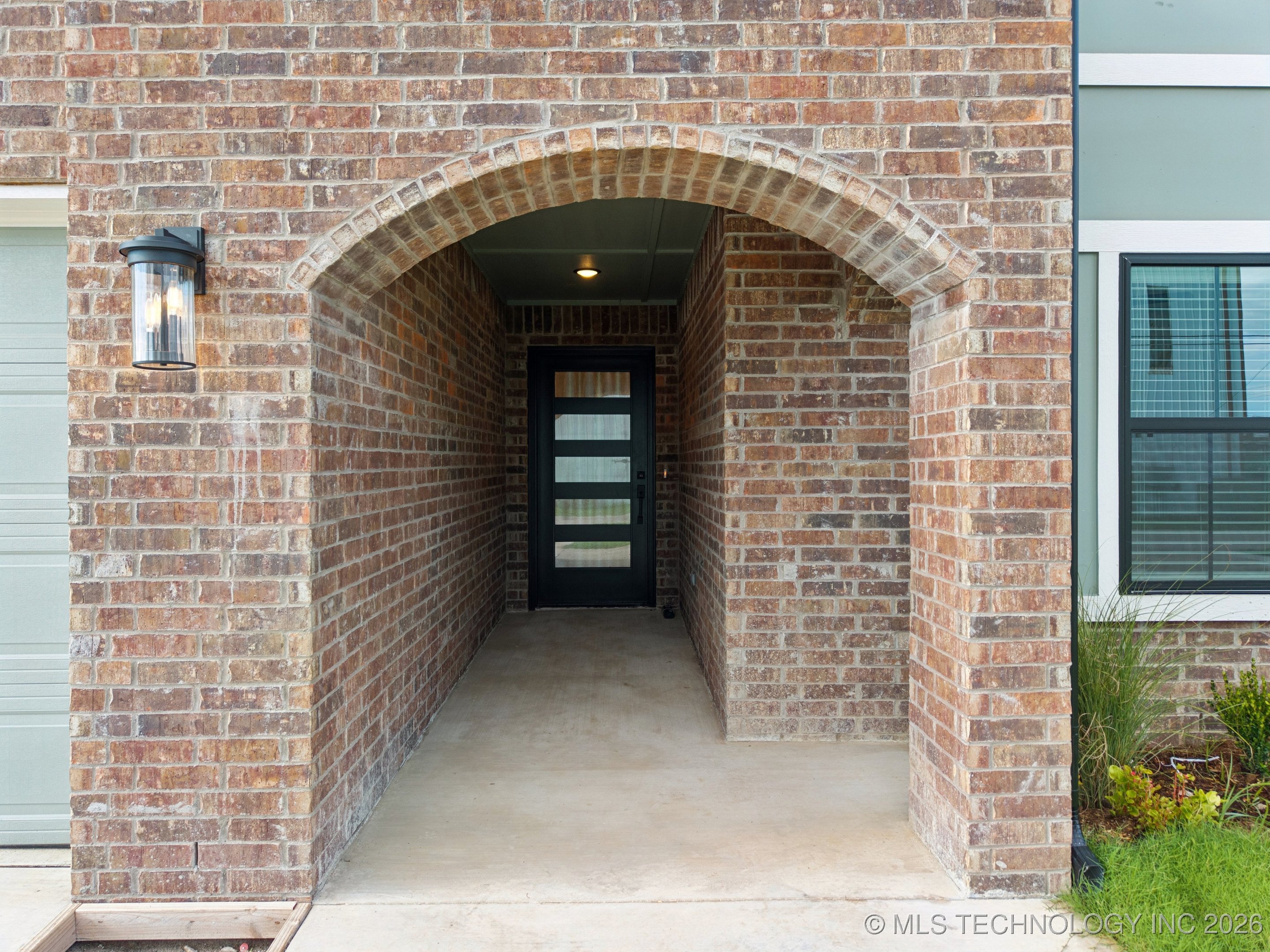 213 W Broadway Street Property Photo 8