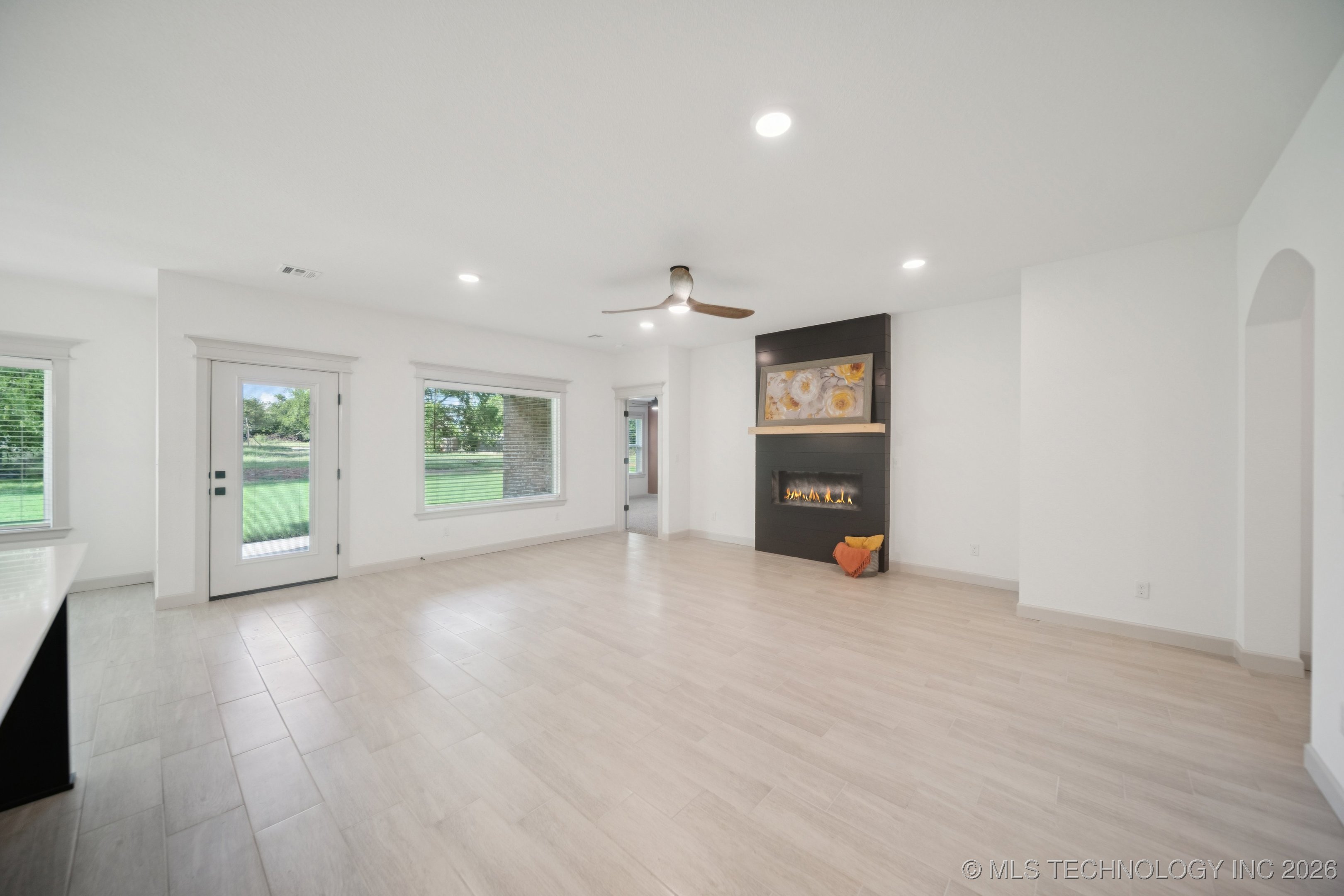 213 W Broadway Street Property Photo 11