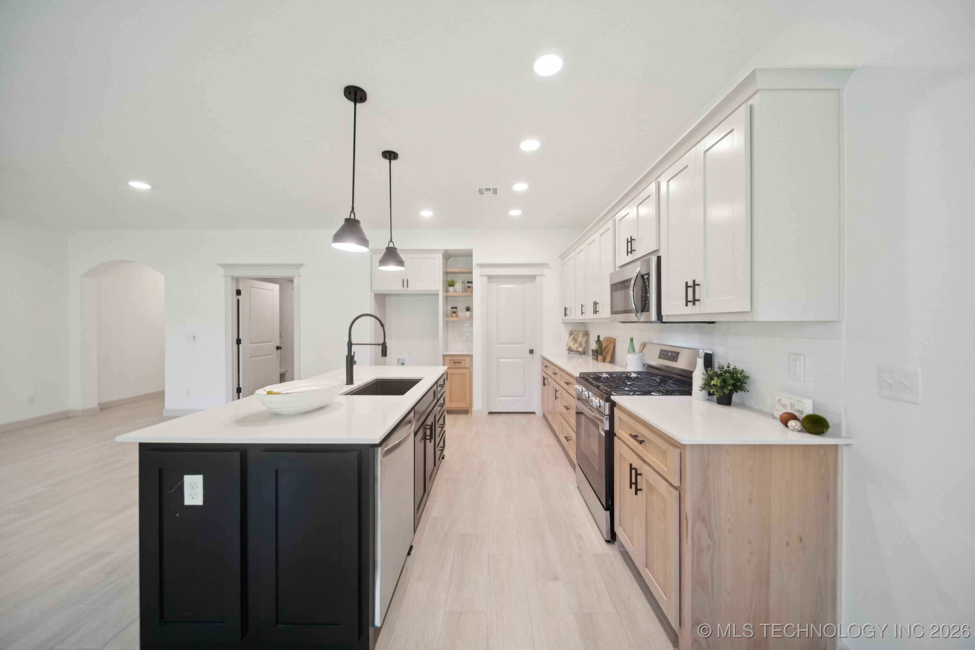 213 W Broadway Street Property Photo 14