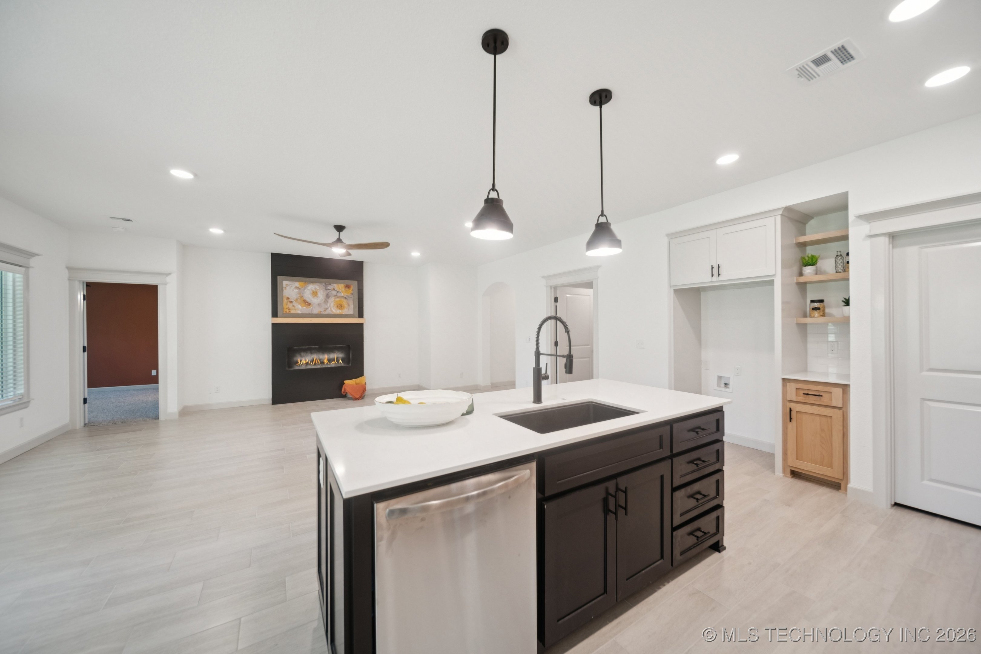 213 W Broadway Street Property Photo 15