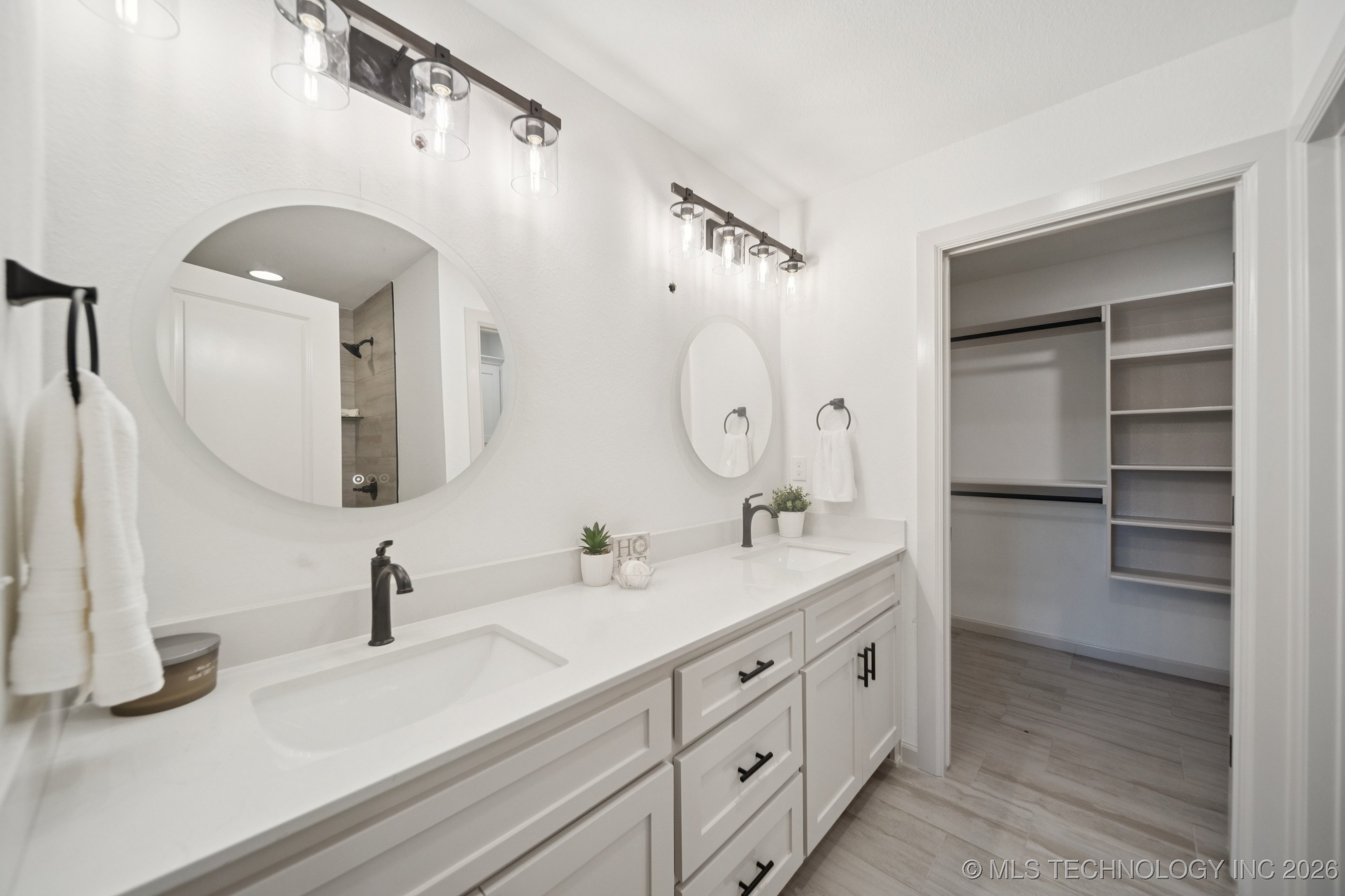 213 W Broadway Street Property Photo 22