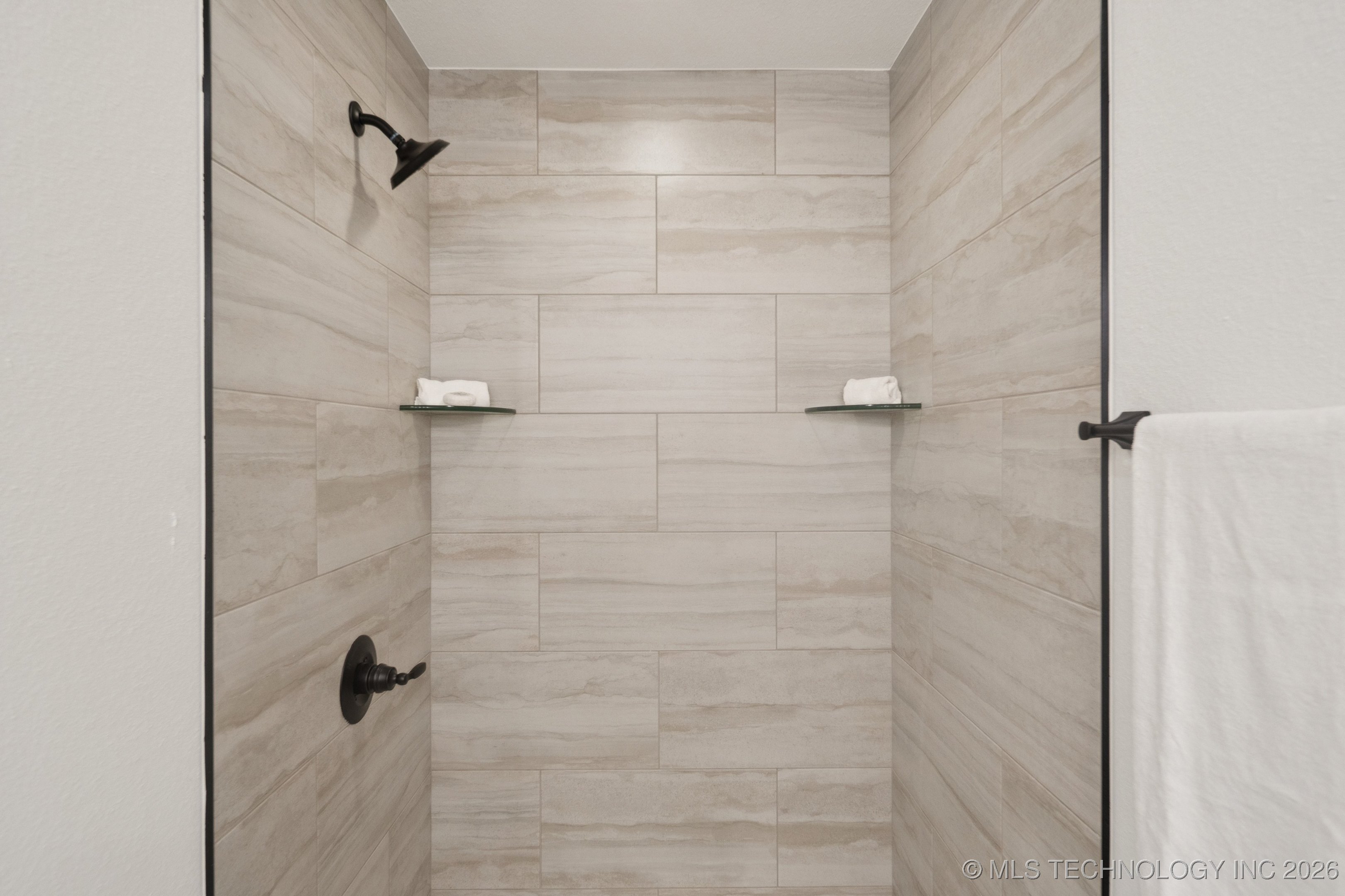 213 W Broadway Street Property Photo 23