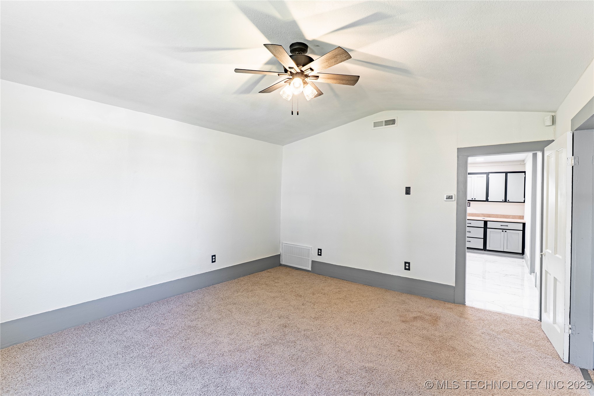 302 E 8th Avenue Property Photo 4