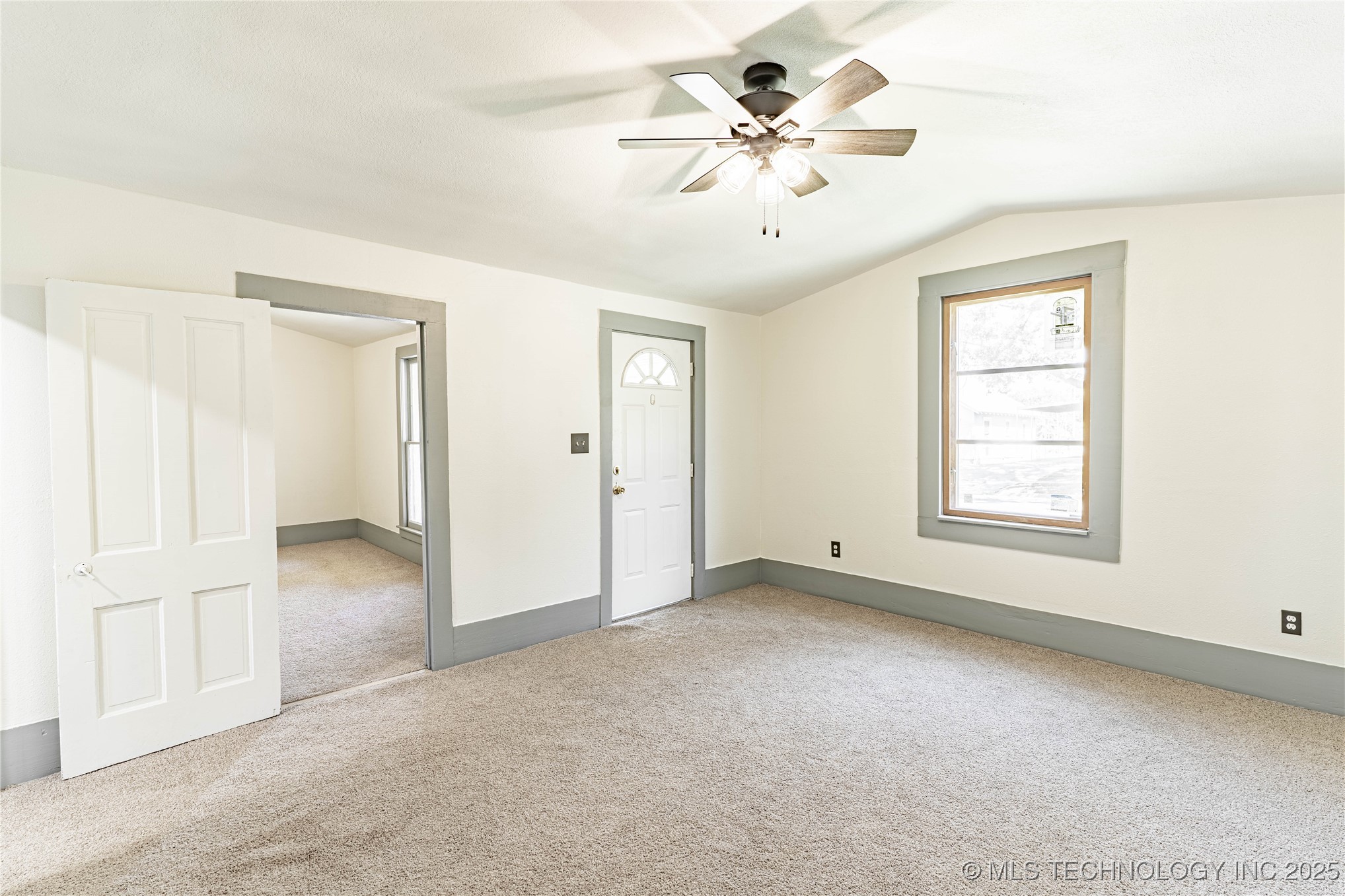 302 E 8th Avenue Property Photo 5