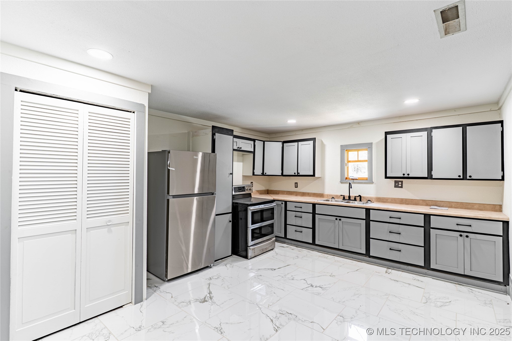 302 E 8th Avenue Property Photo 6