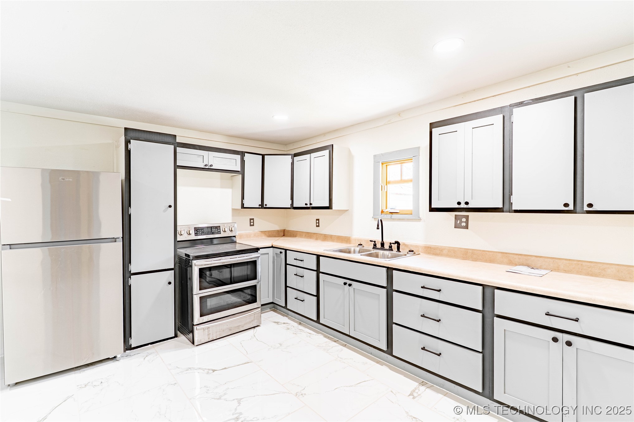 302 E 8th Avenue Property Photo 7