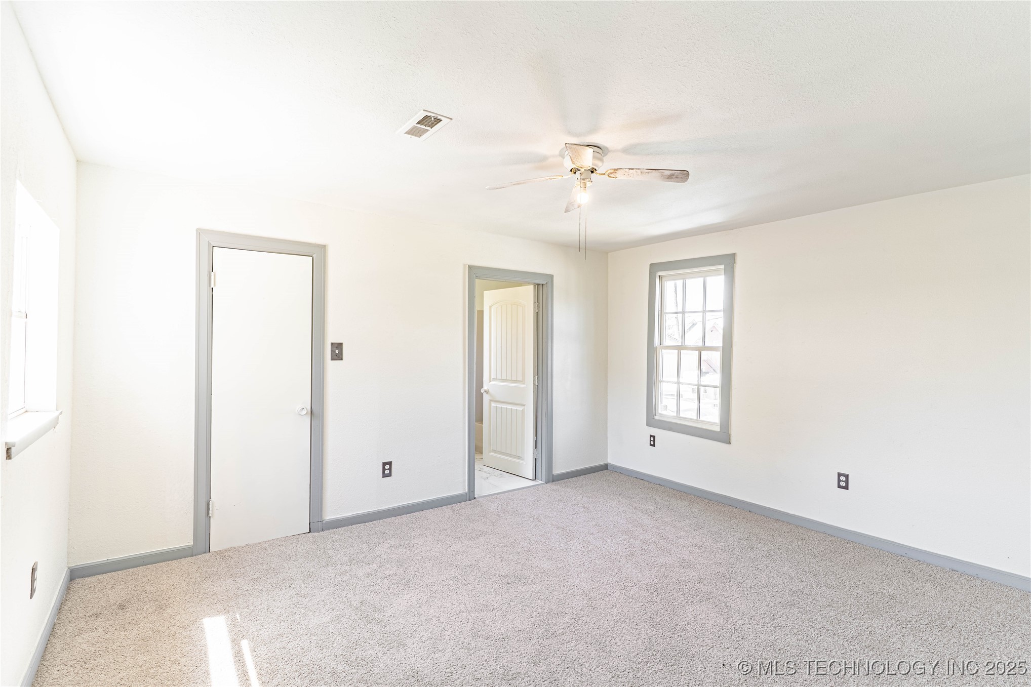 302 E 8th Avenue Property Photo 9