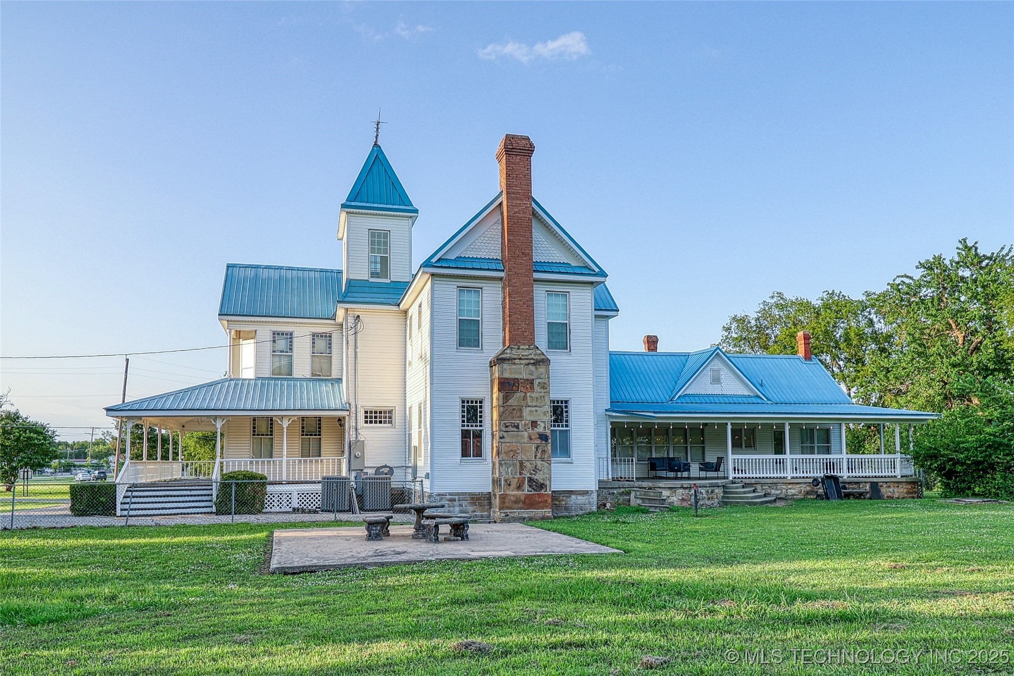 14 E Smith Avenue Property Photo 4