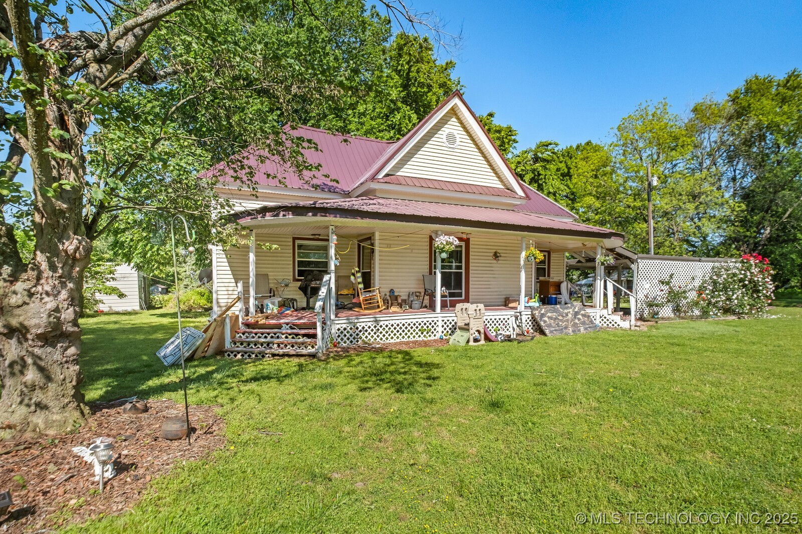 321 E Delaware Property Photo 3