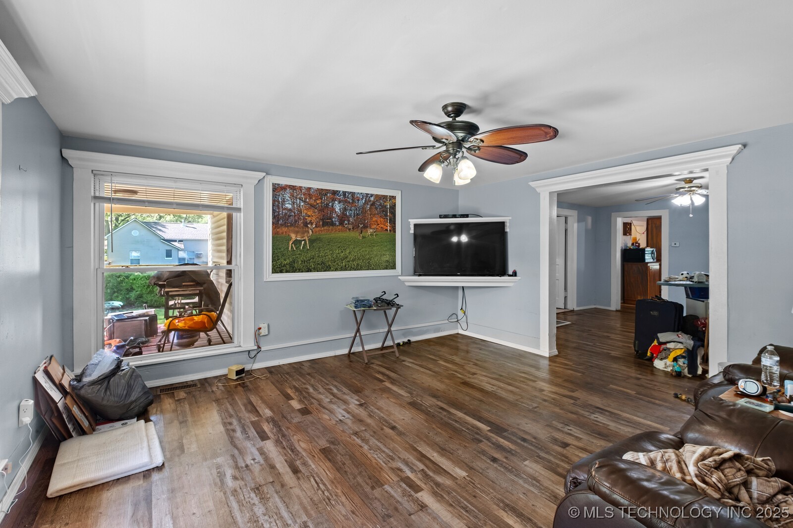 321 E Delaware Property Photo 6