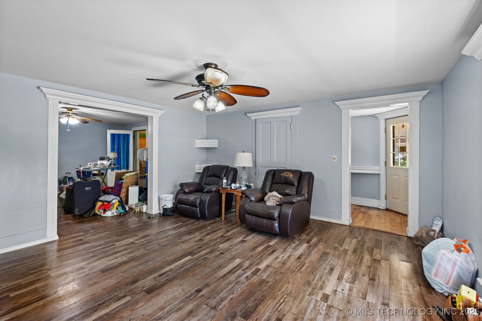 321 E Delaware Property Photo 7