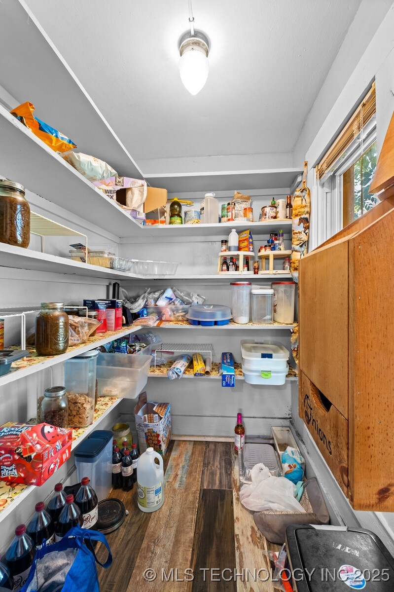 321 E Delaware Property Photo 13