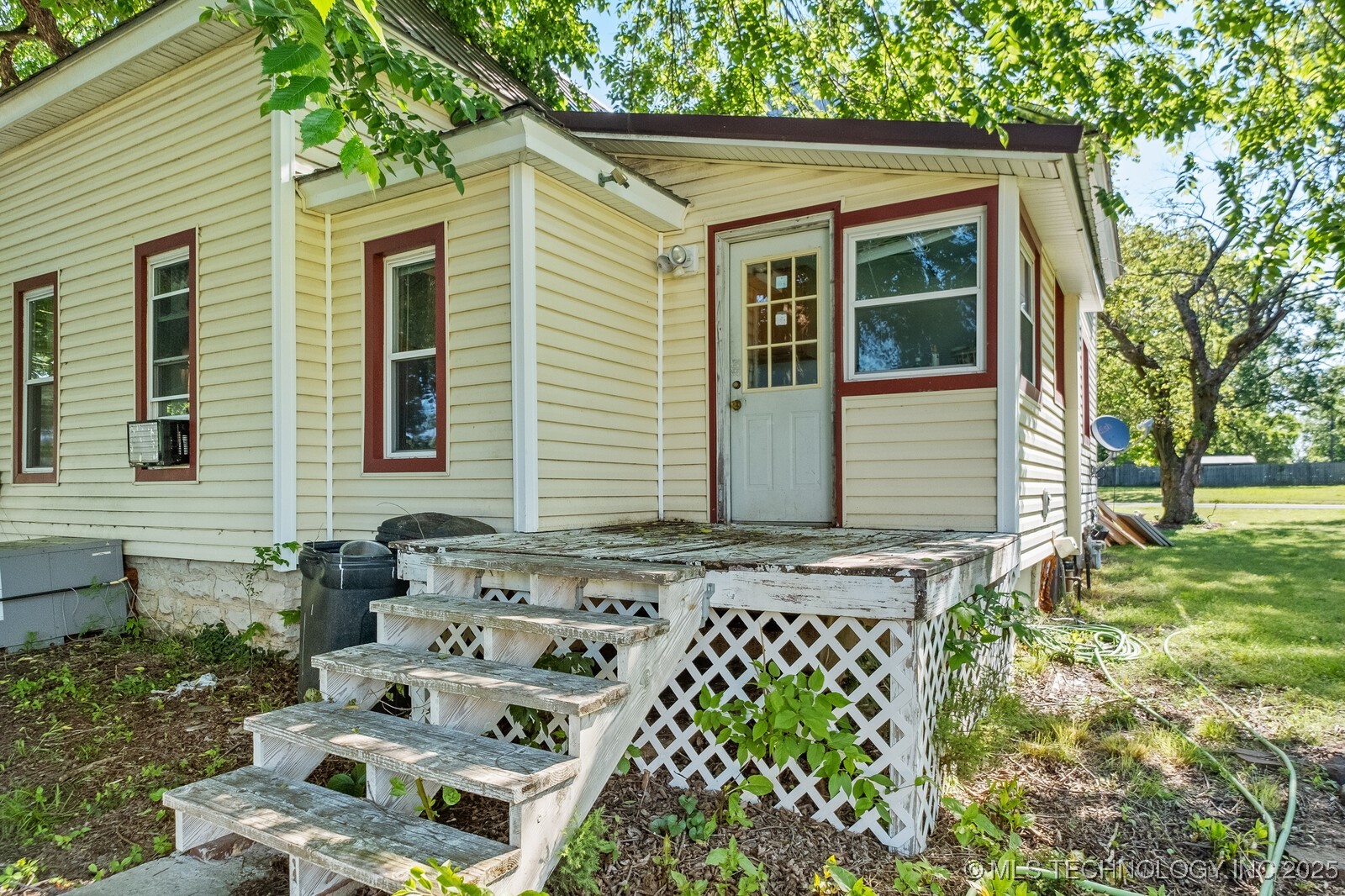 321 E Delaware Property Photo 23