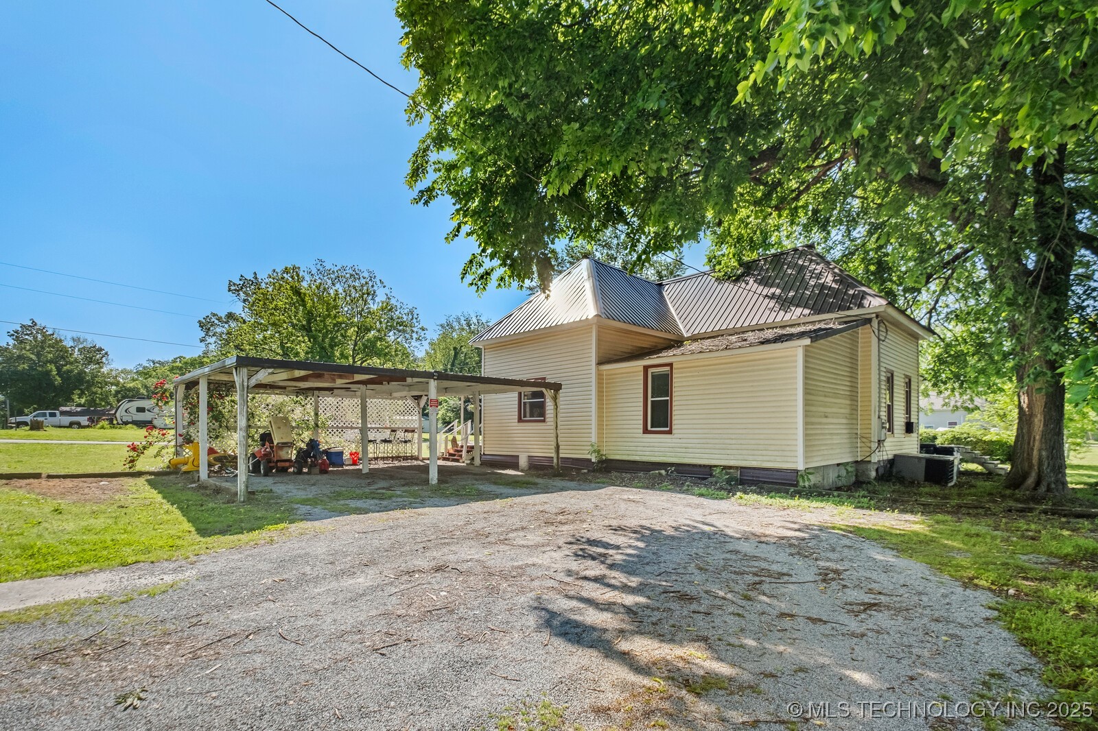 321 E Delaware Property Photo 25