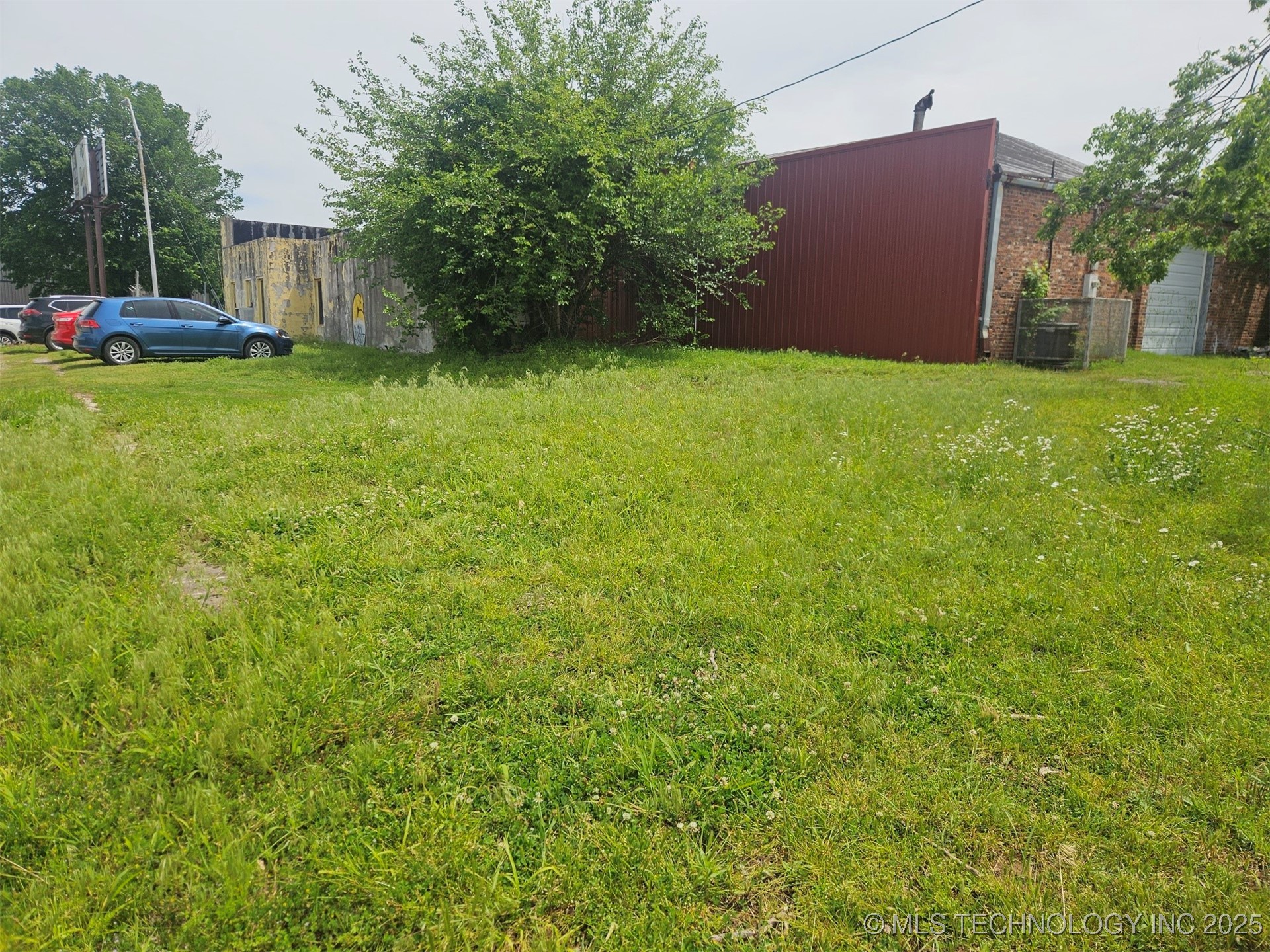 711 W Broadway Property Photo 1