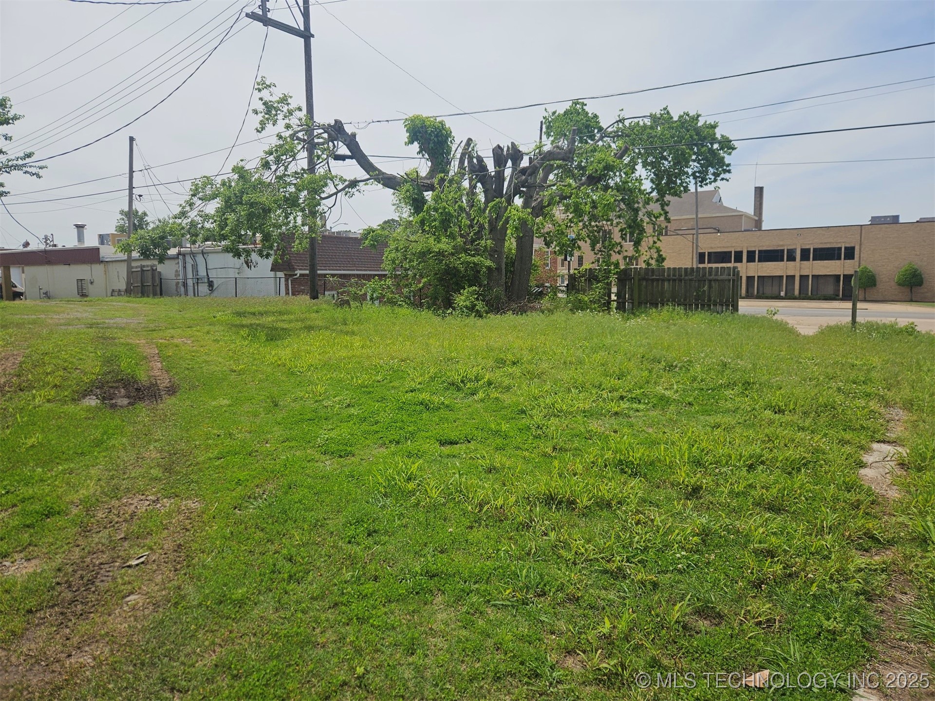 711 W Broadway Property Photo 3