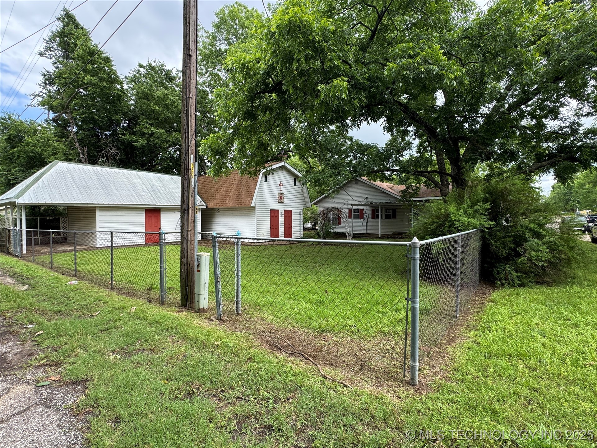 1524 W Maple Street W Property Photo 3