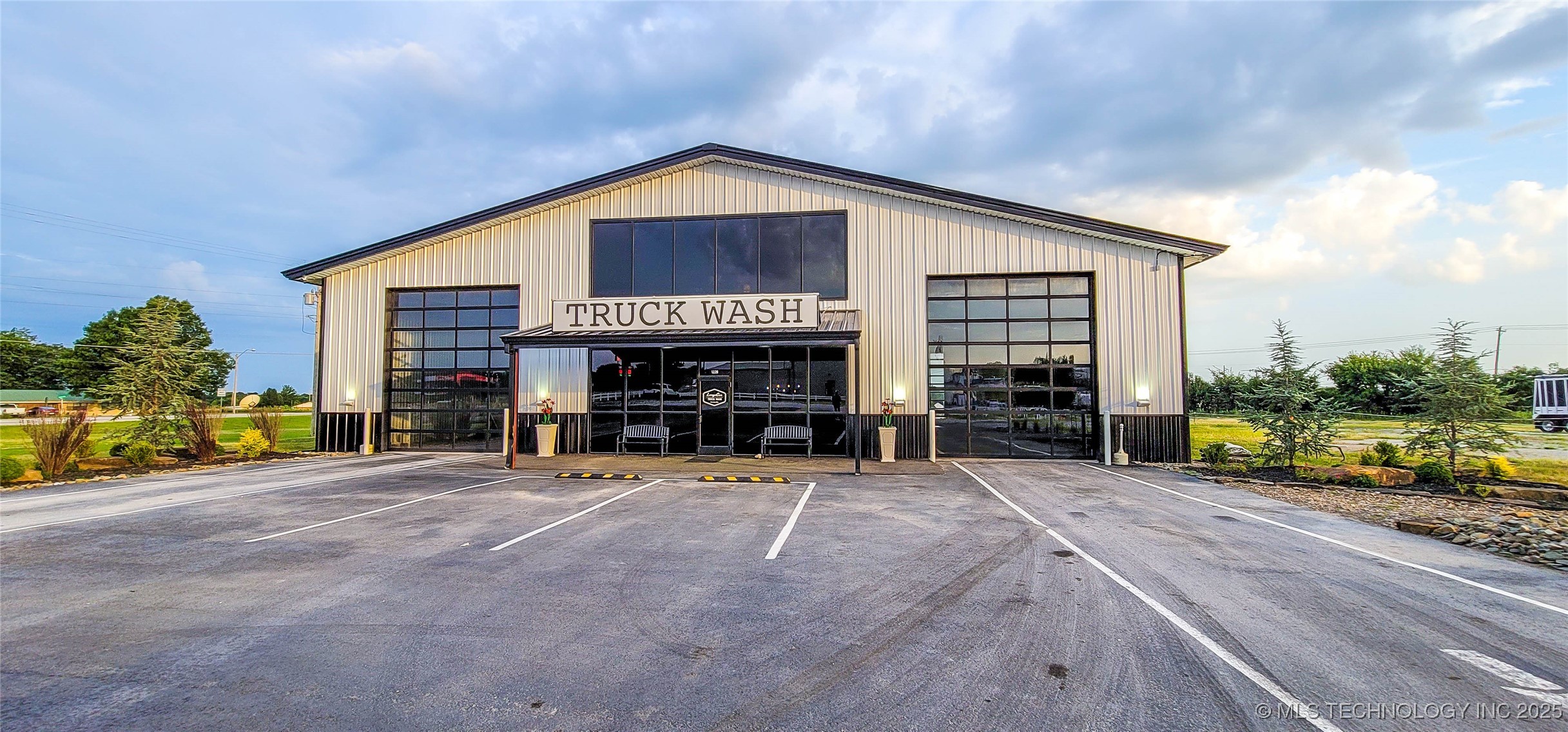 1228 W Gentry Avenue Property Photo 1