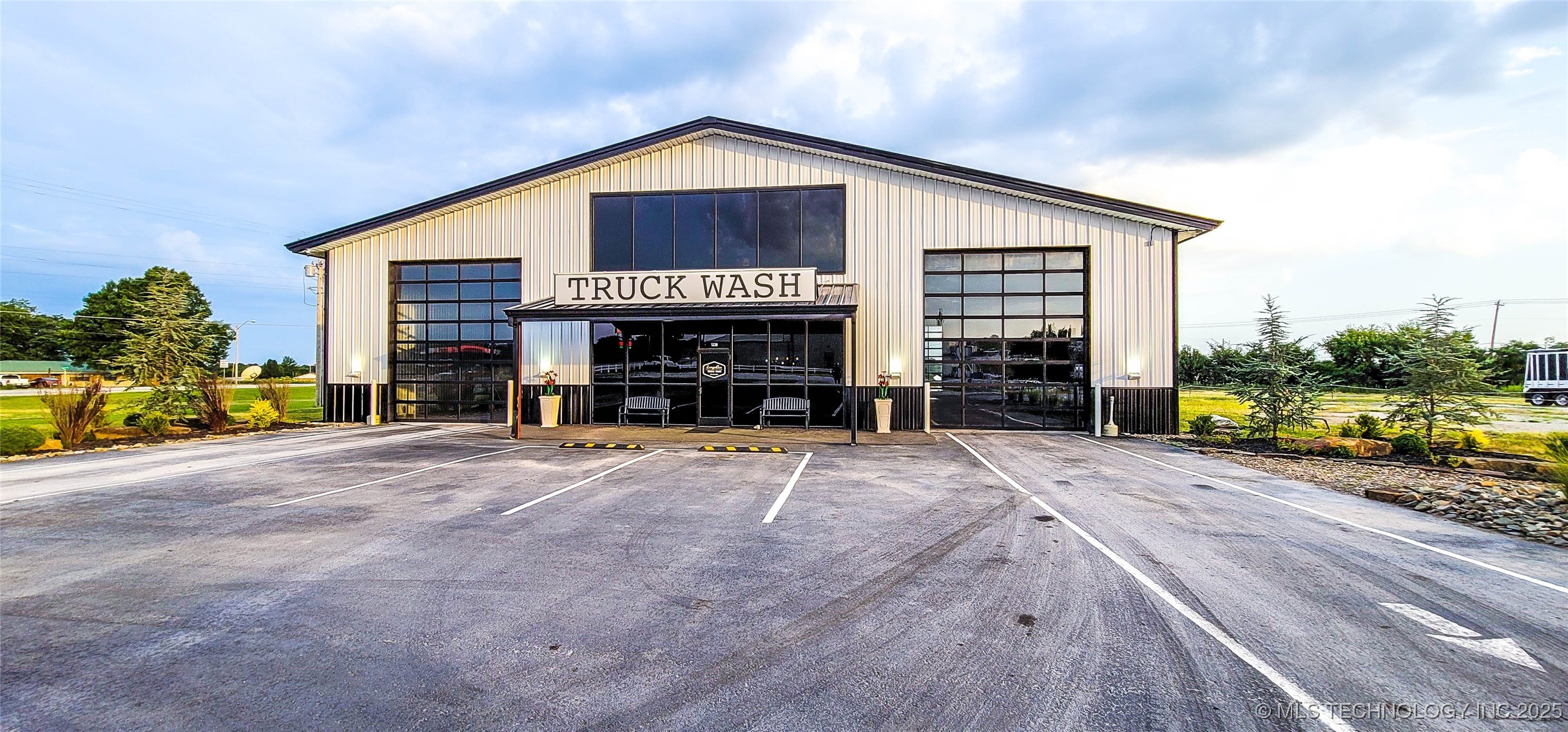 1228 W Gentry Avenue Property Photo 2