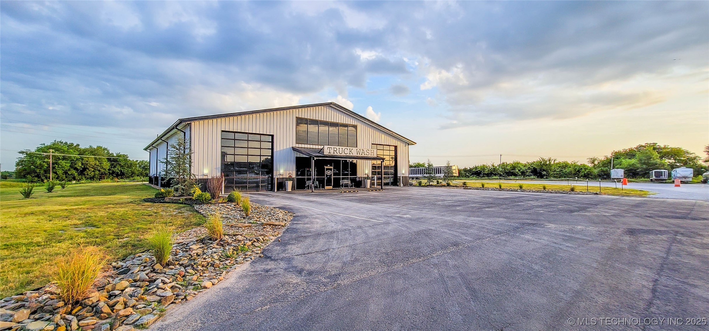 1228 W Gentry Avenue Property Photo 3