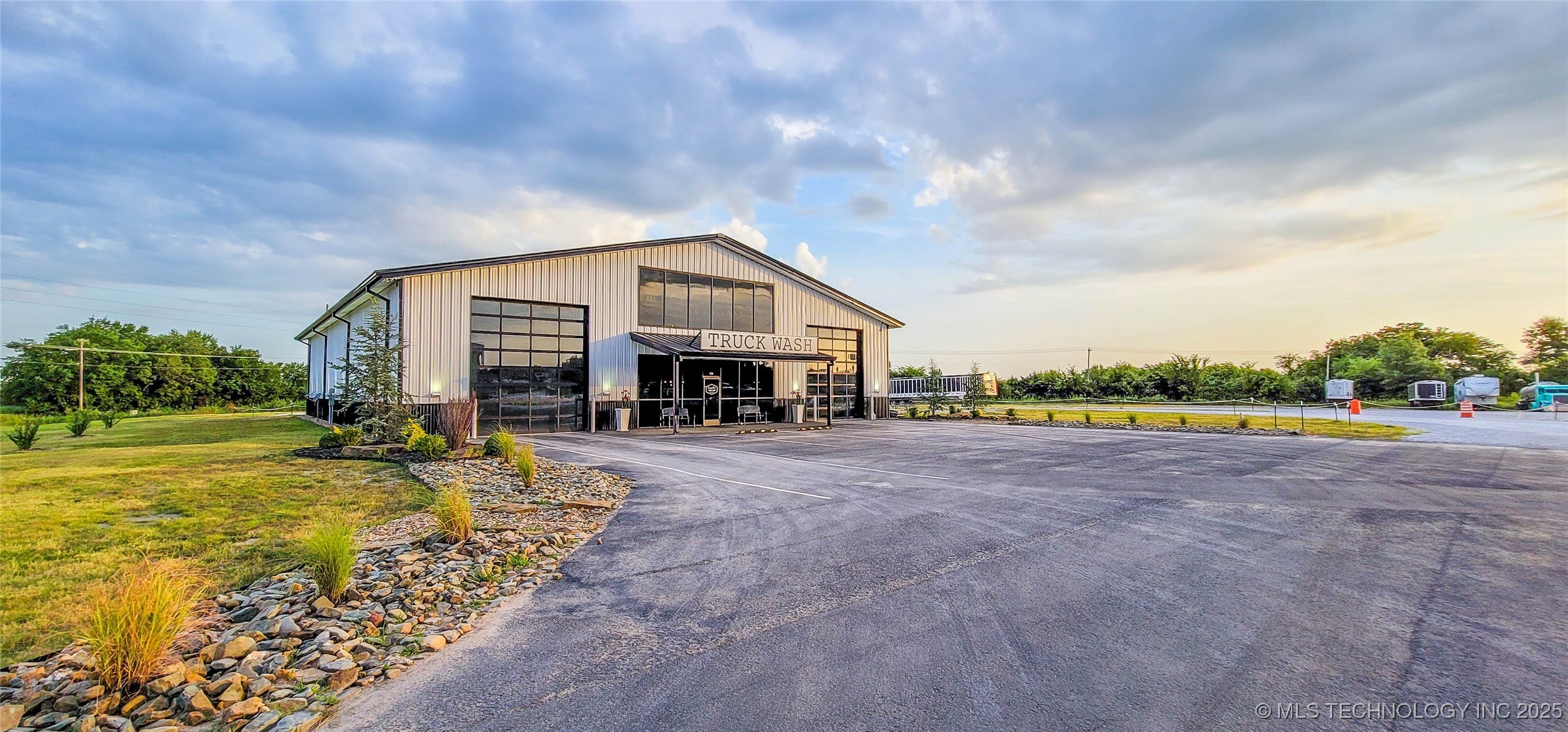 1228 W Gentry Avenue Property Photo 4