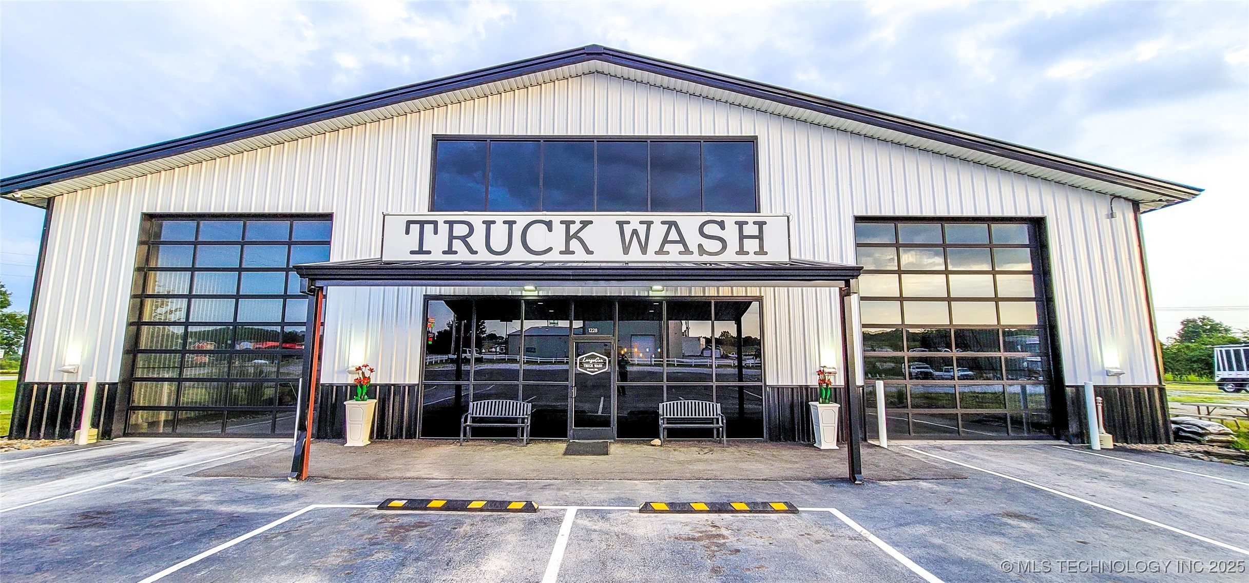 1228 W Gentry Avenue Property Photo 5