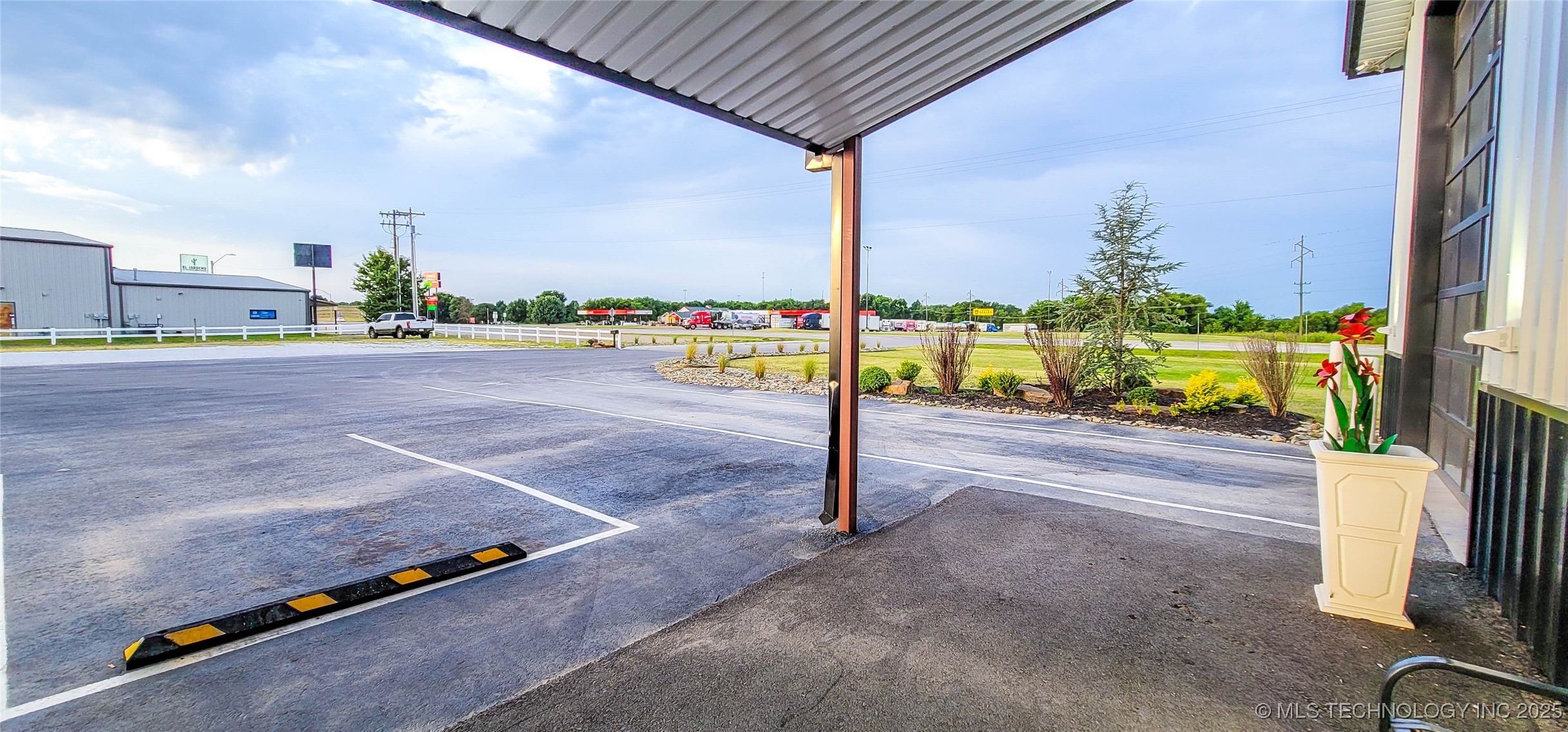 1228 W Gentry Avenue Property Photo 8