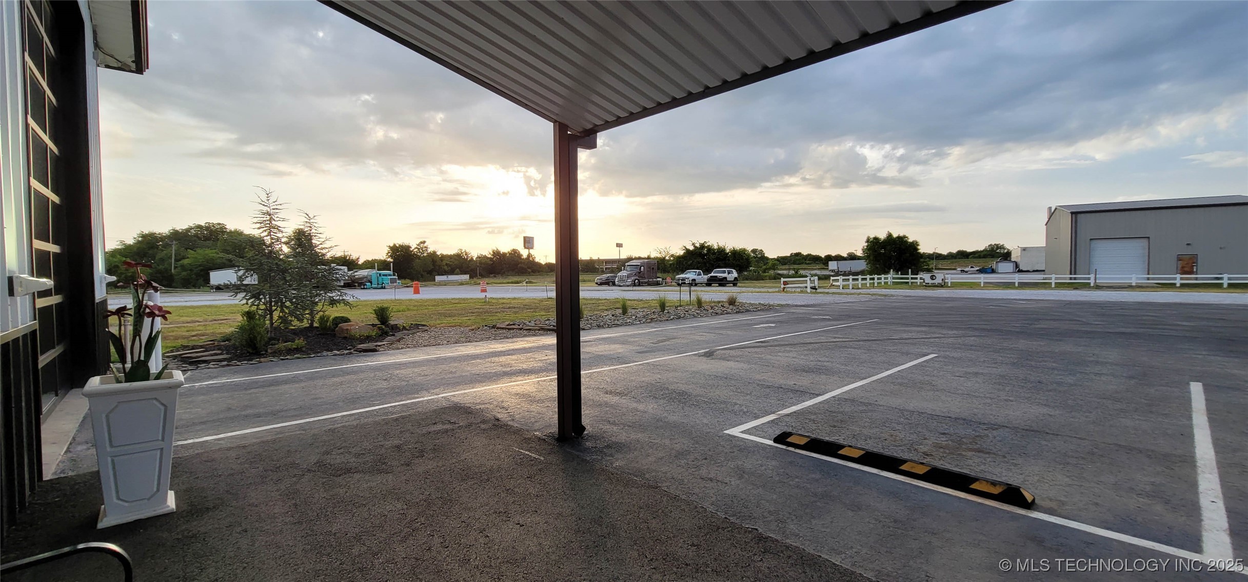 1228 W Gentry Avenue Property Photo 9