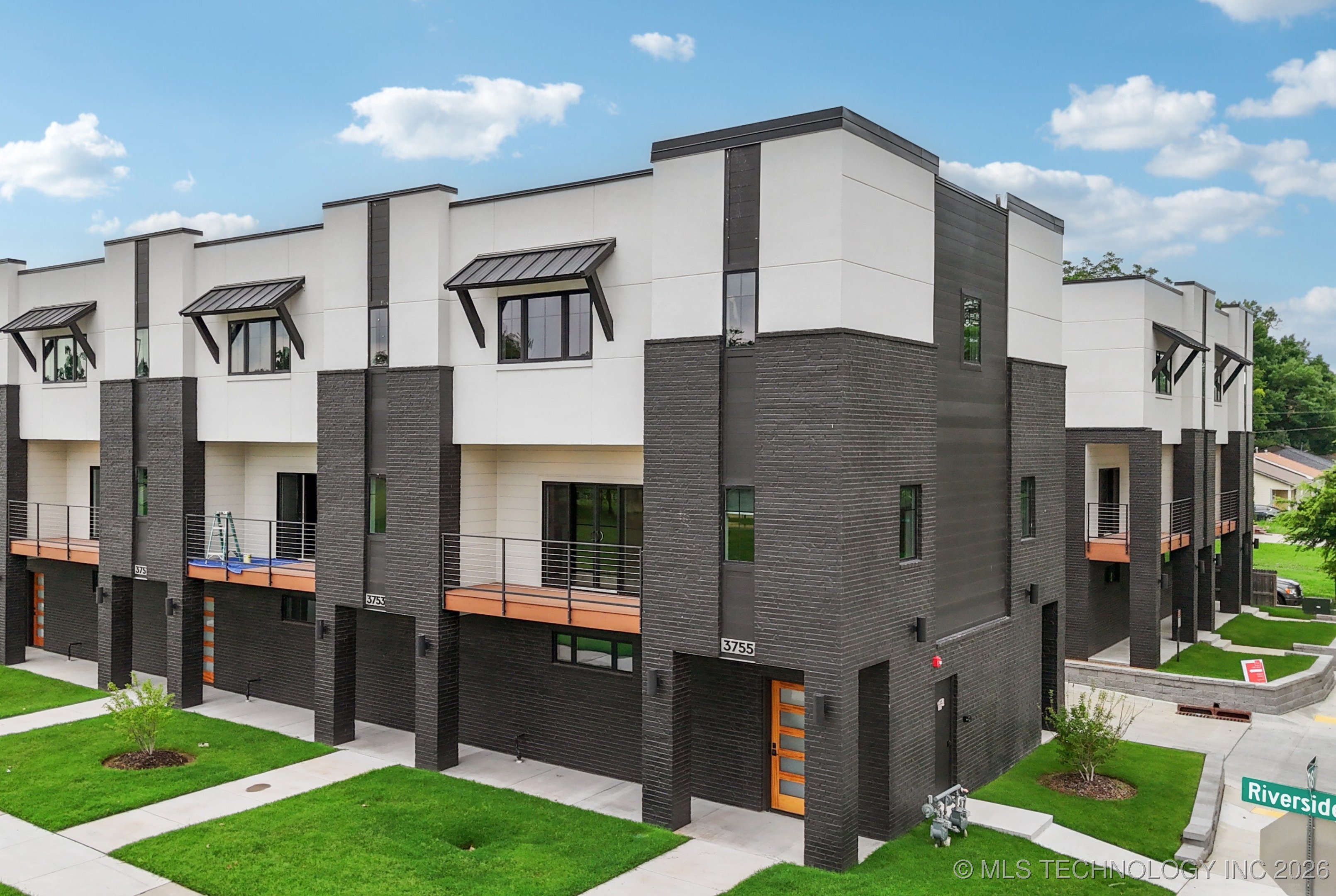 3755 S Riverside Drive 3755 Property Photo 1