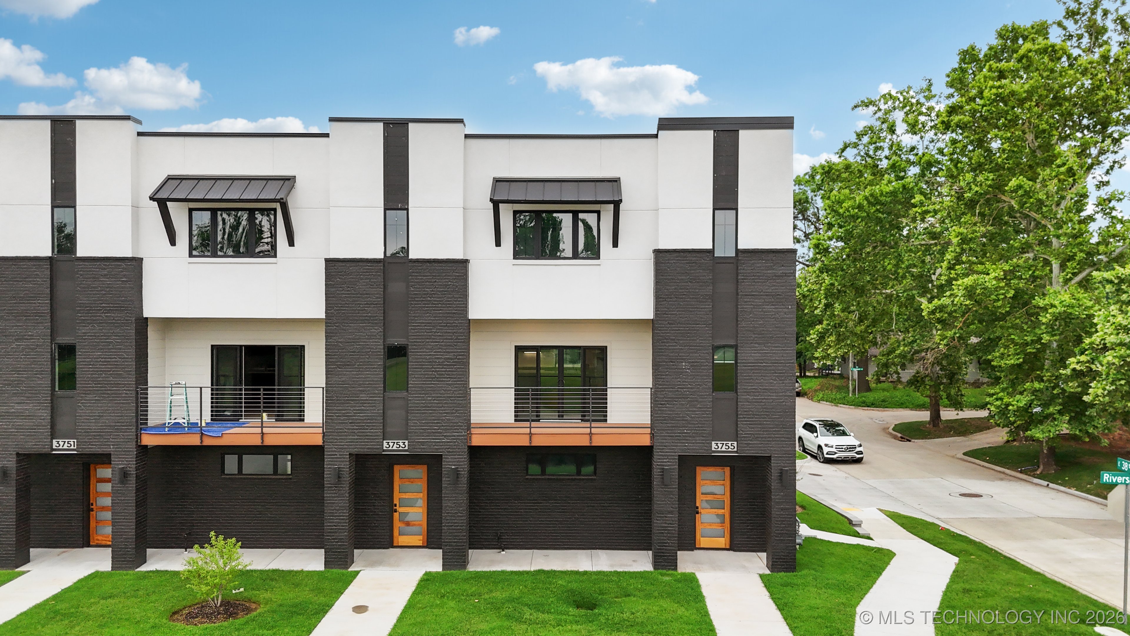 3755 S Riverside Drive 3755 Property Photo 2