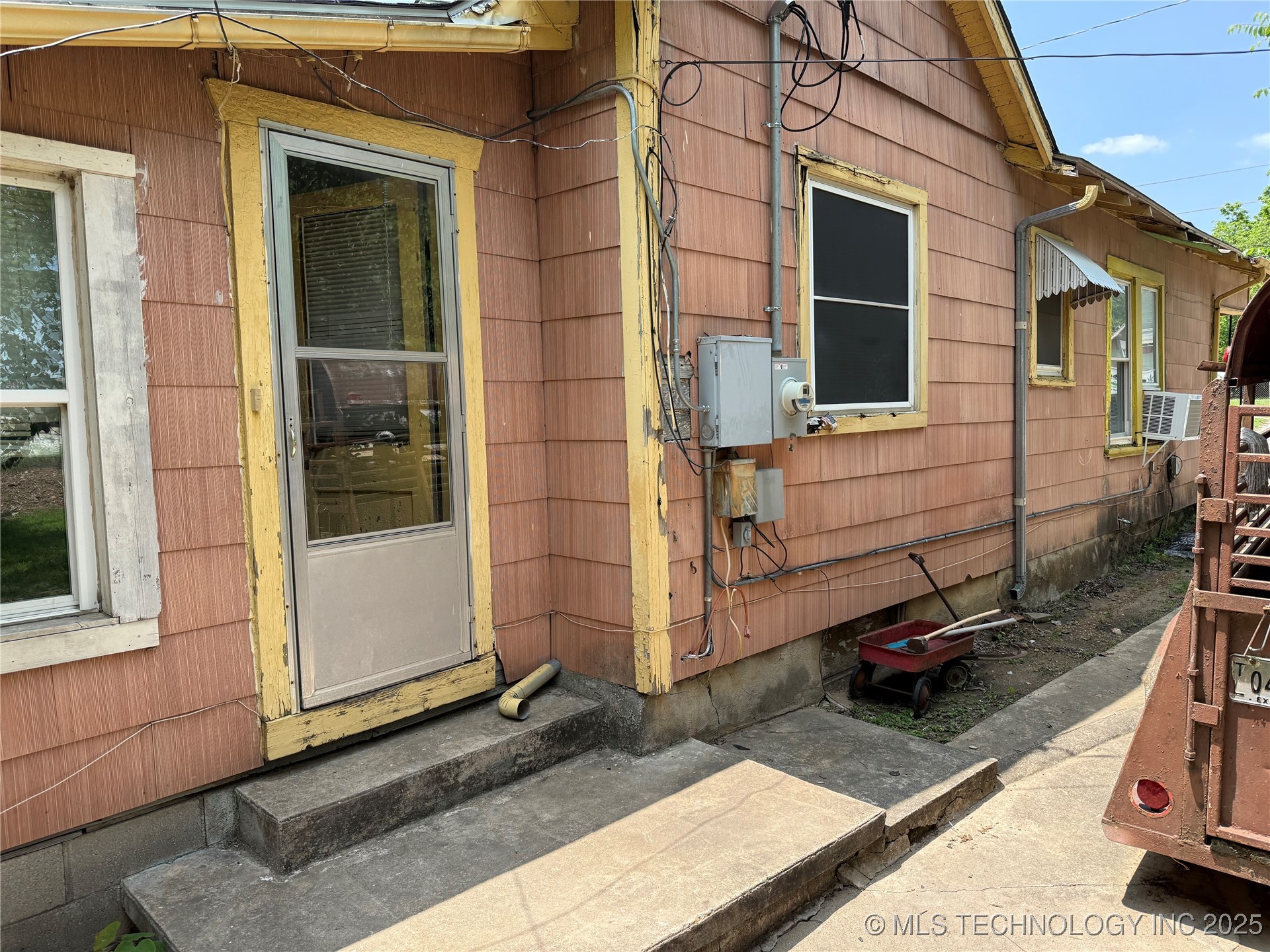 201 E Main Street Property Photo 1