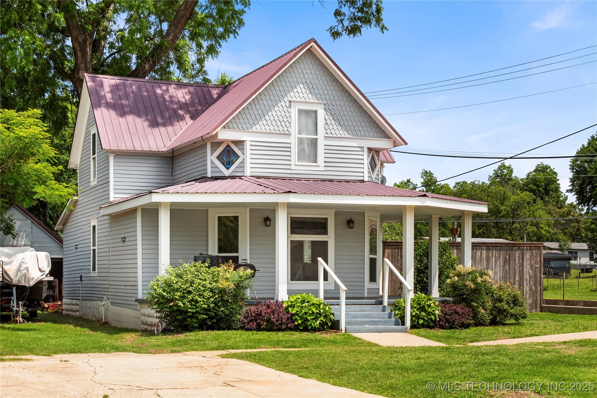 206 W Grand Property Photo 1