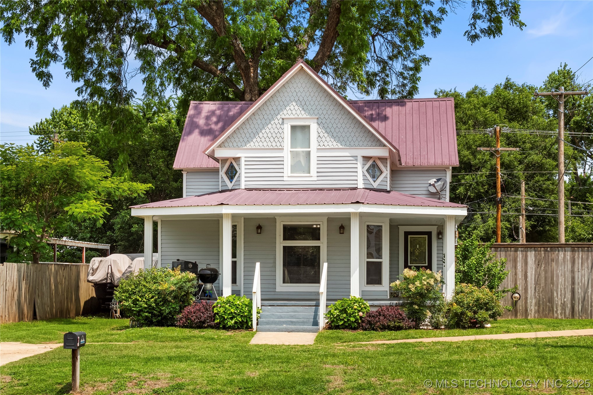 206 W Grand Property Photo 2