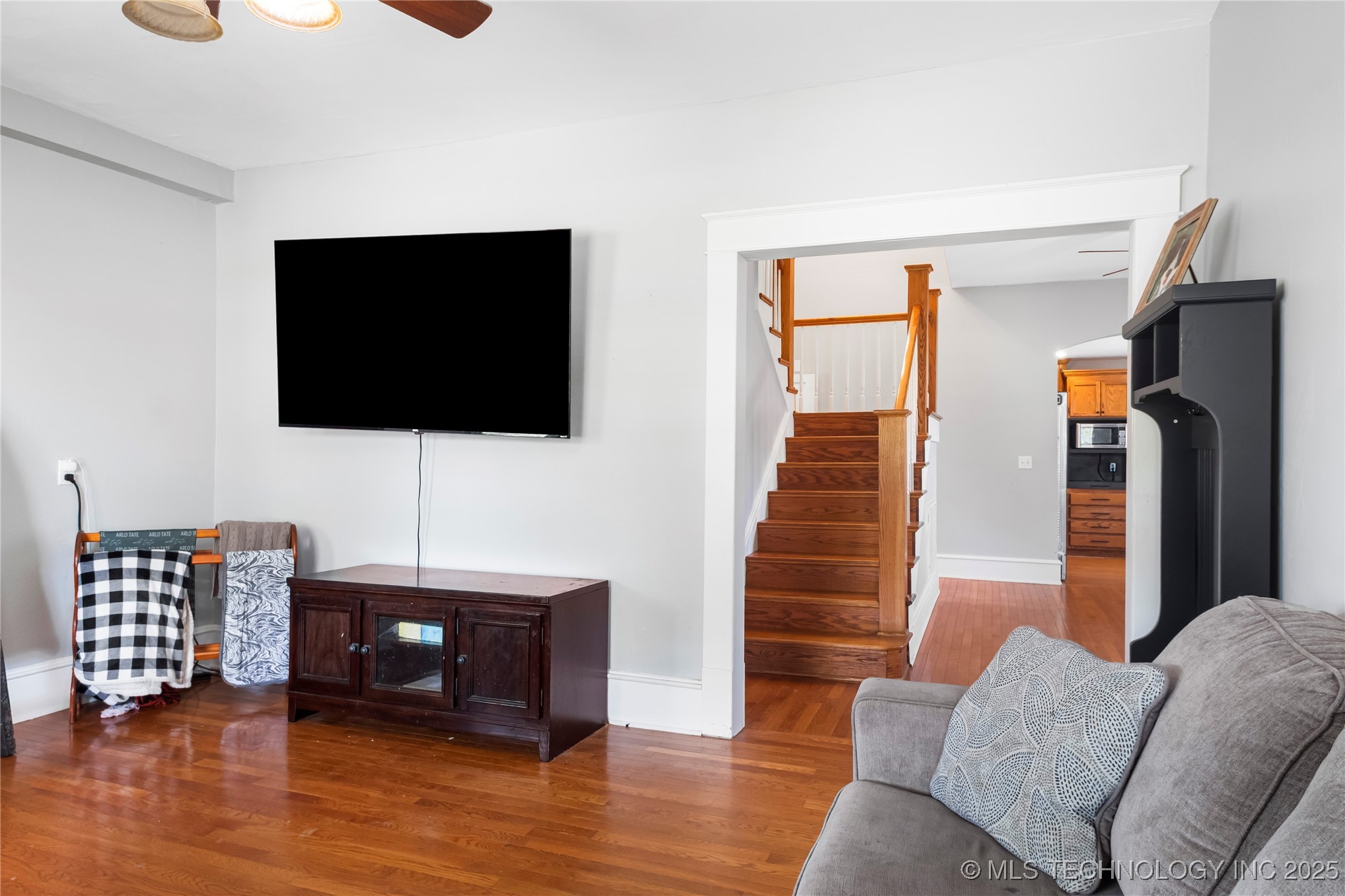 206 W Grand Property Photo 3