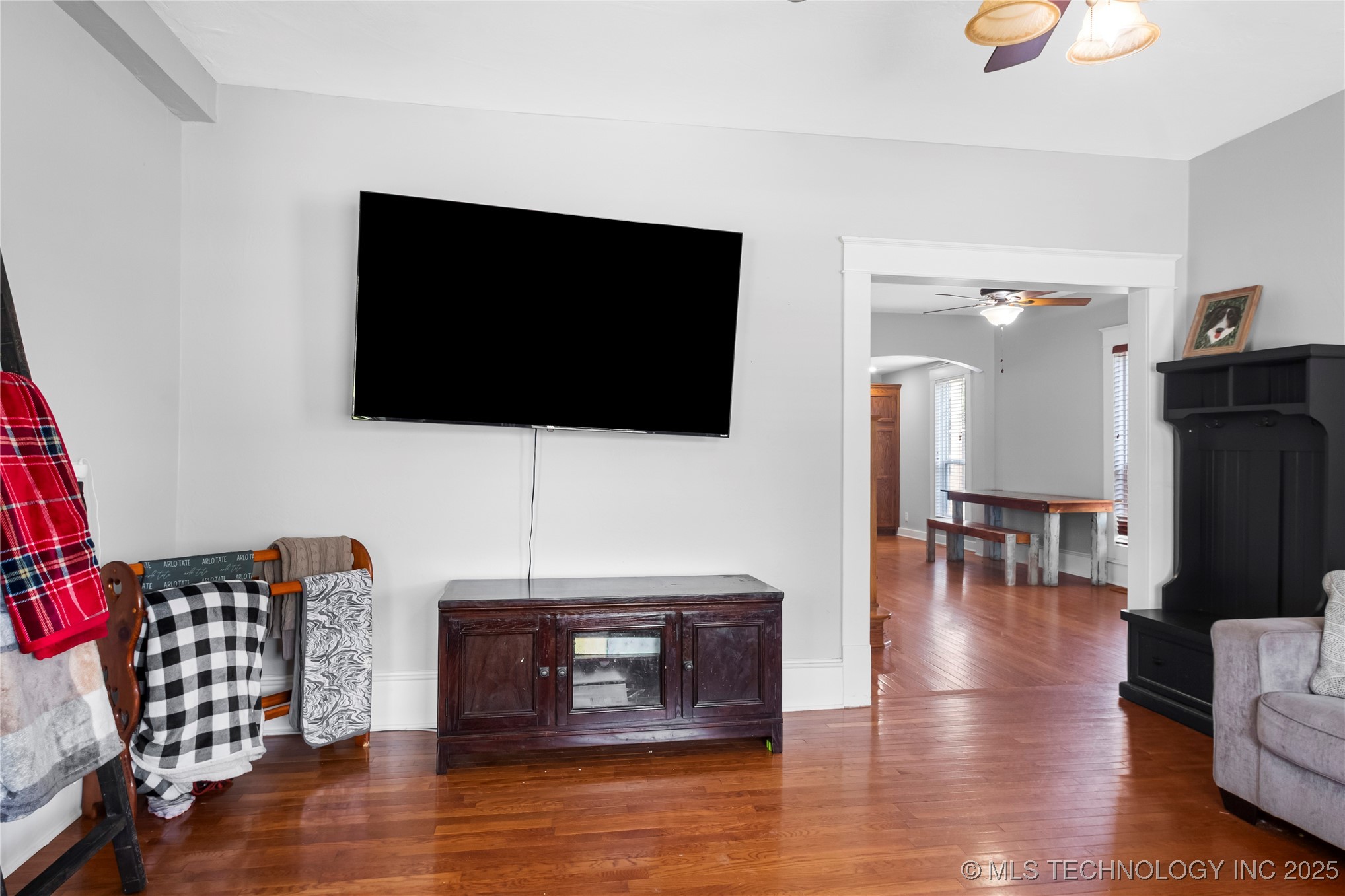 206 W Grand Property Photo 4