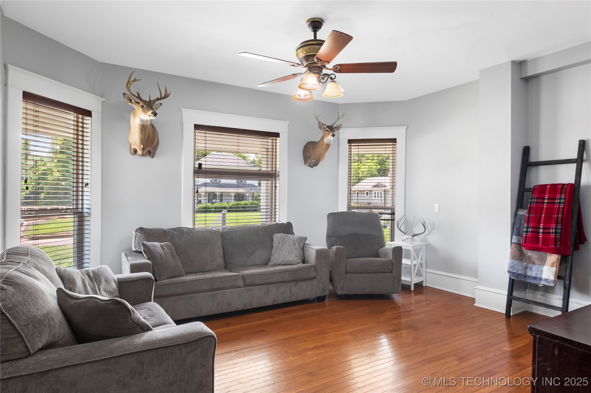 206 W Grand Property Photo 5