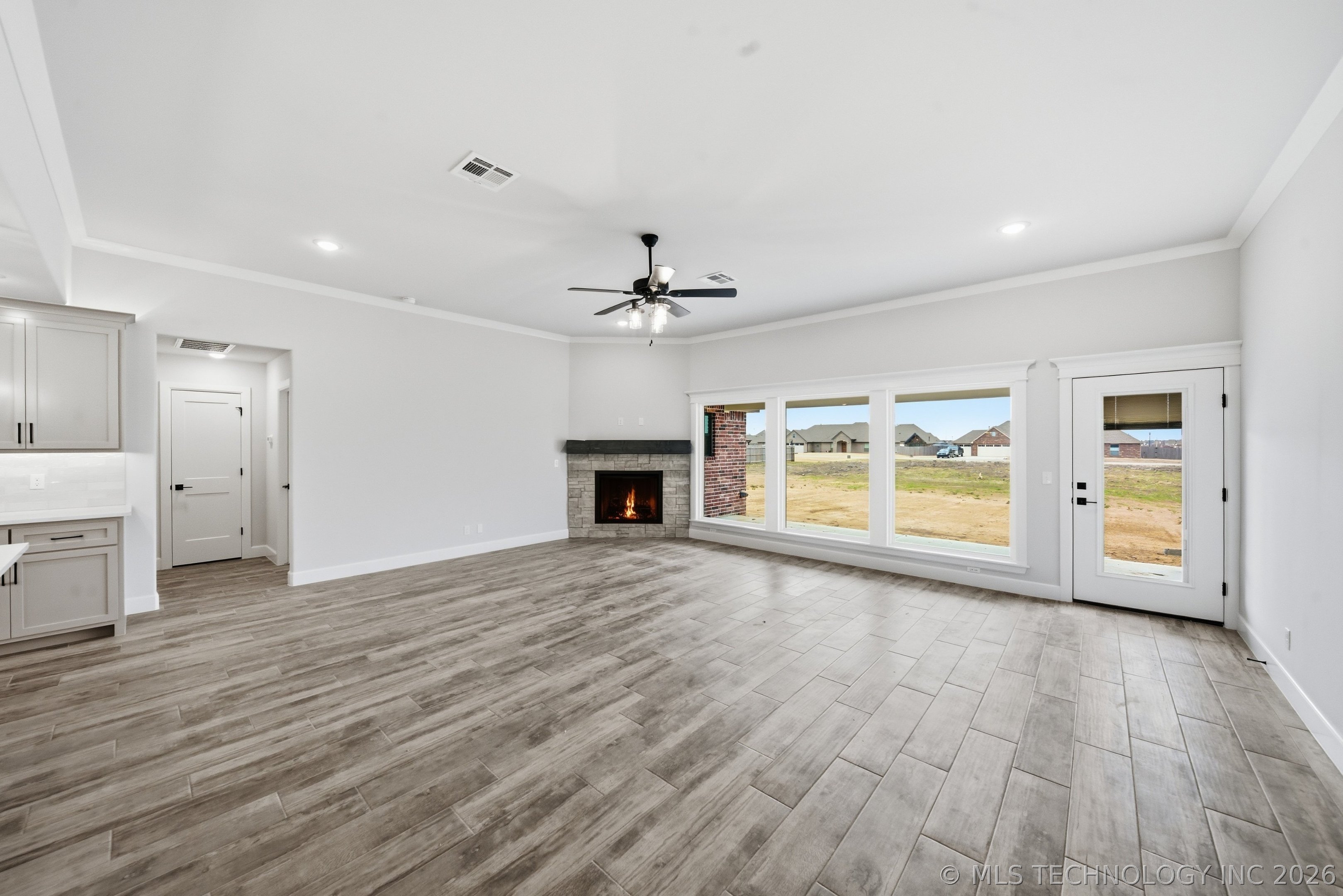 14256 N 71st East Avenue Property Photo 8