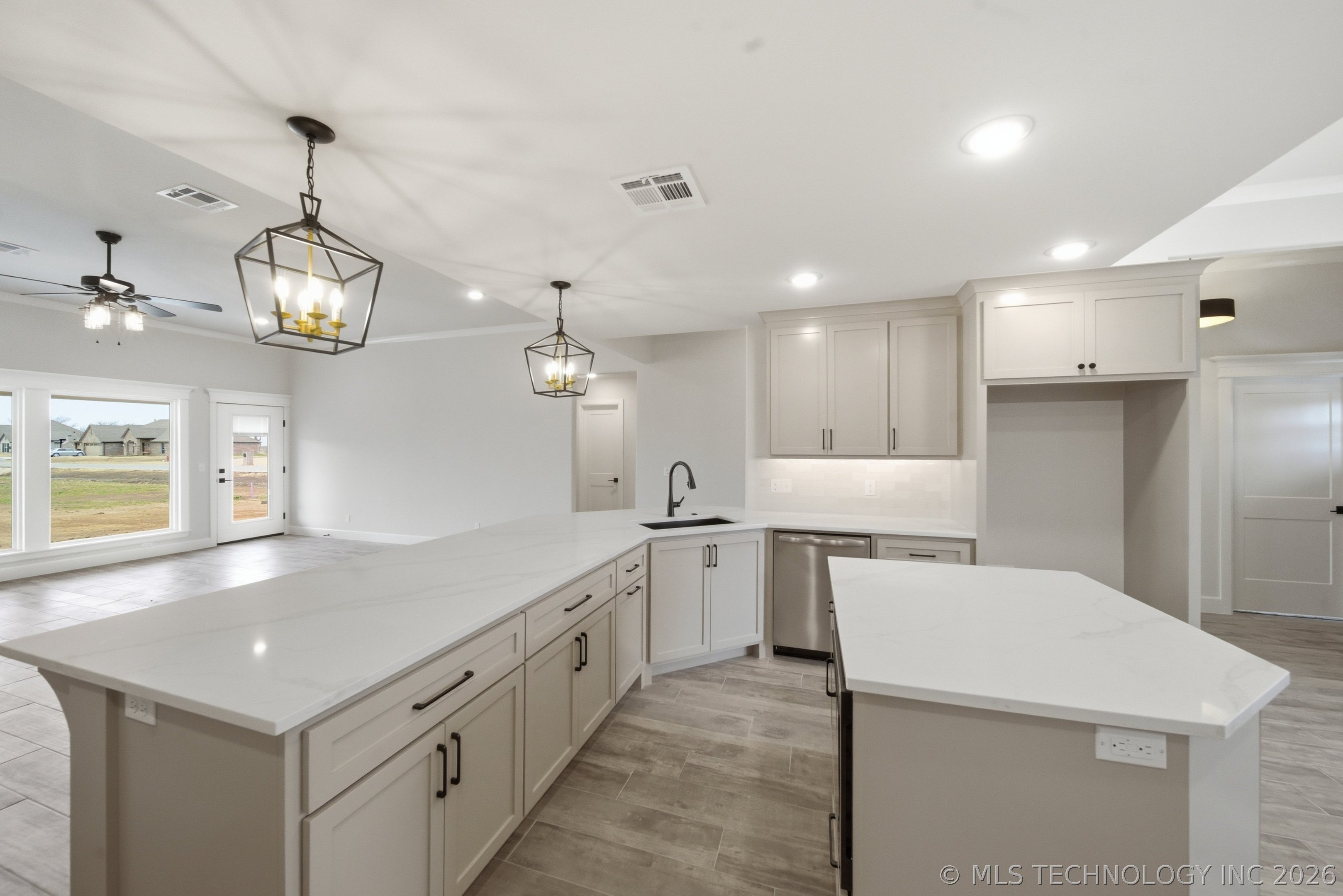 14256 N 71st East Avenue Property Photo 14