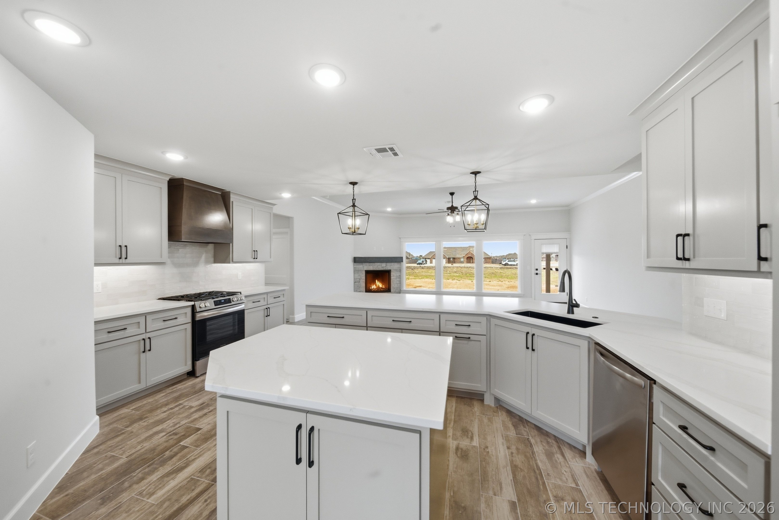 14256 N 71st East Avenue Property Photo 16