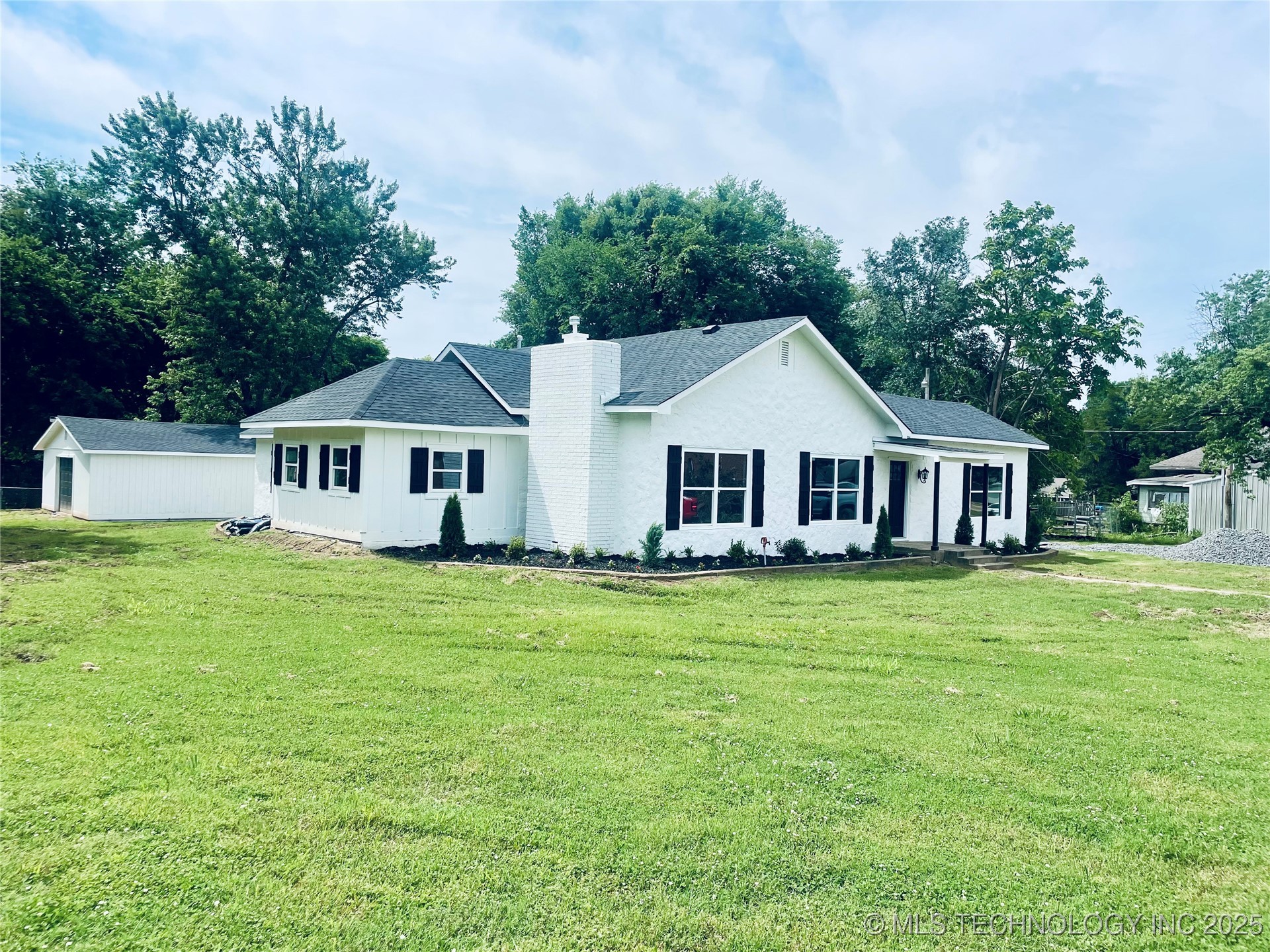 305 E Hickory Avenue Property Photo 1