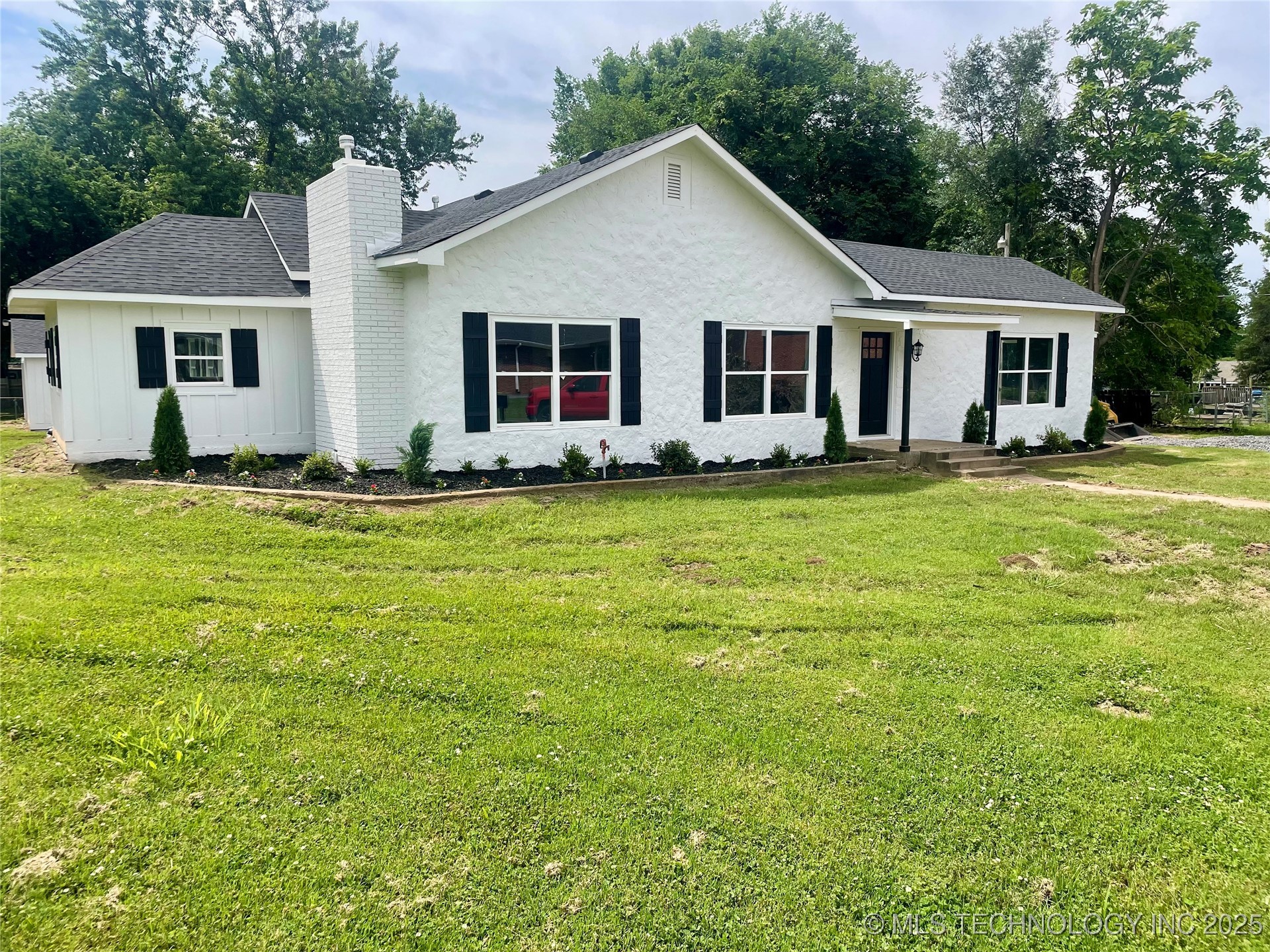 305 E Hickory Avenue Property Photo 2