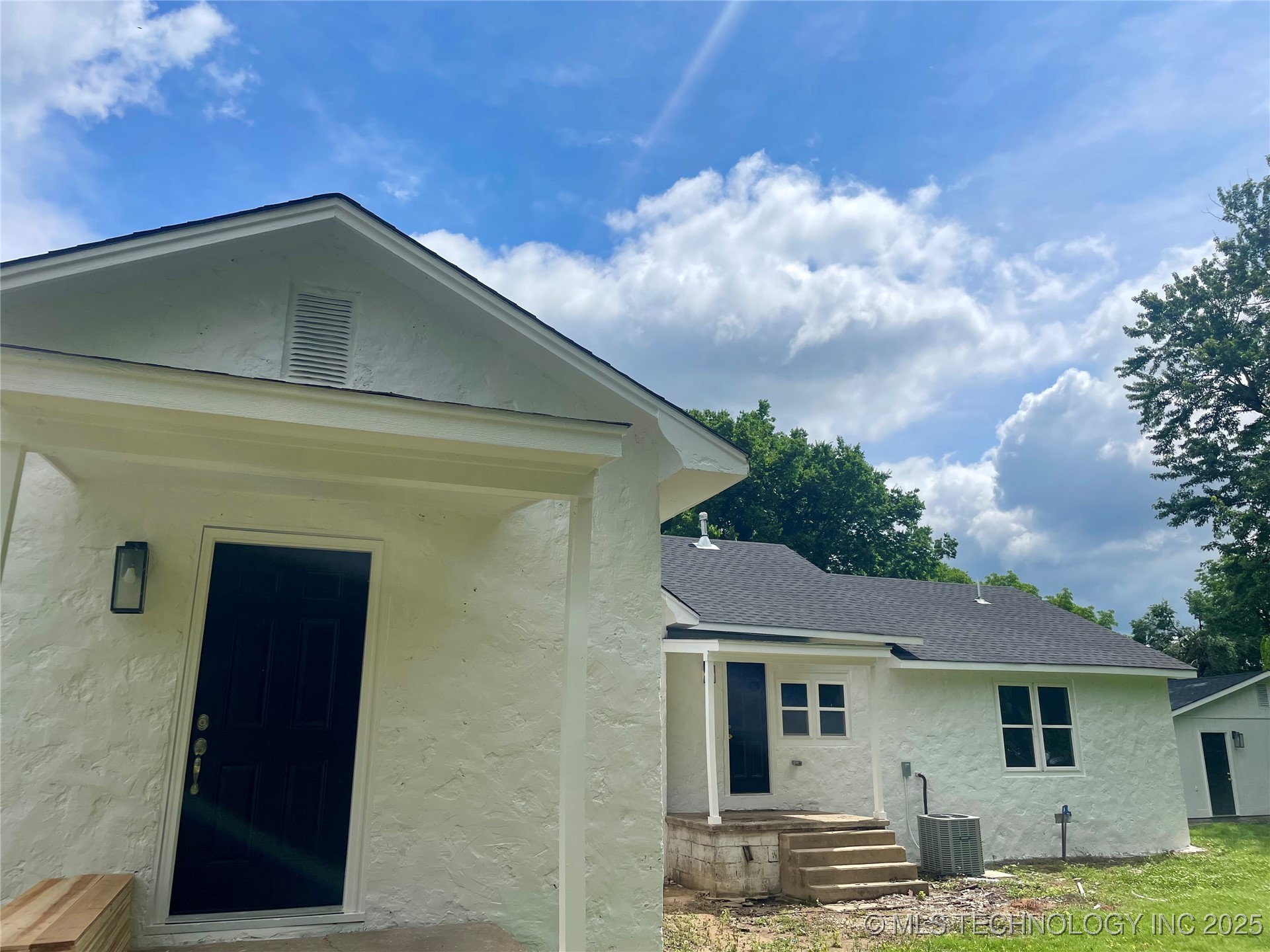 305 E Hickory Avenue Property Photo 3