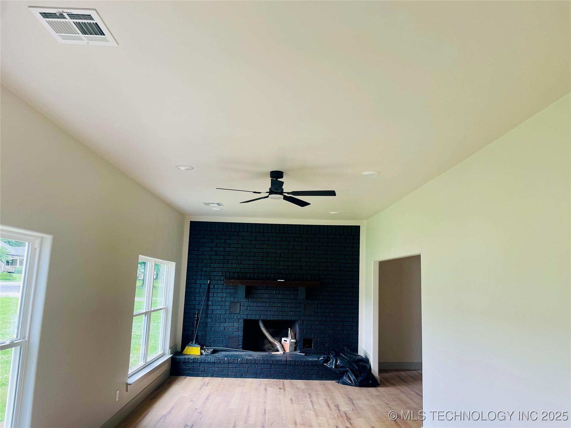 305 E Hickory Avenue Property Photo 4