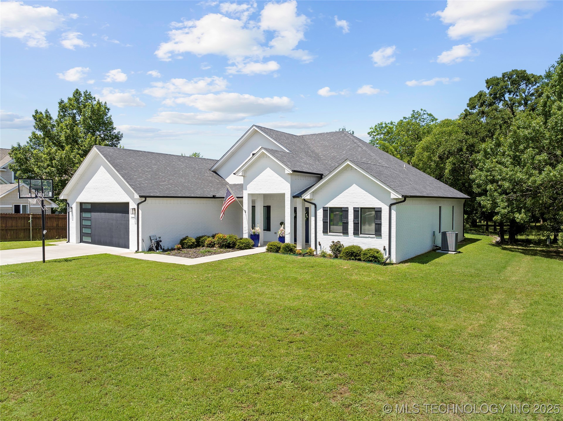 1223 Buckingham Property Photo 3