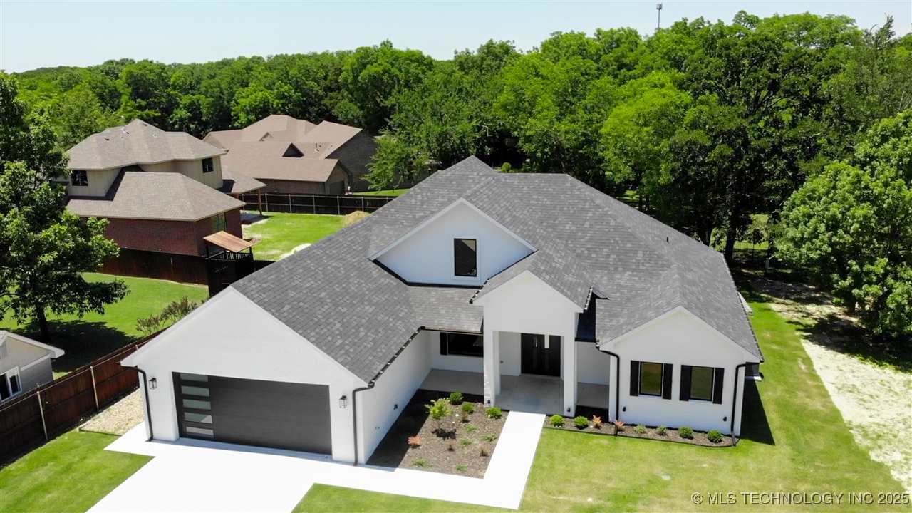 1223 Buckingham Property Photo 4