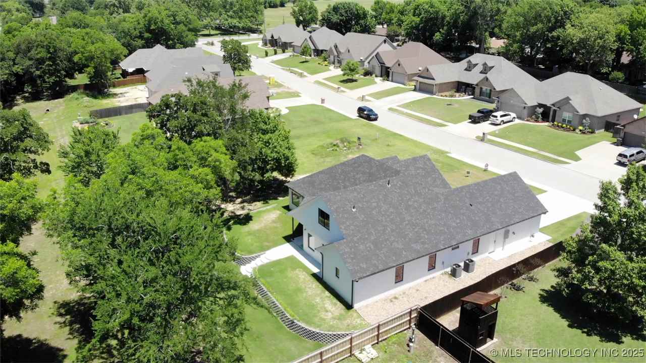 1223 Buckingham Property Photo 47