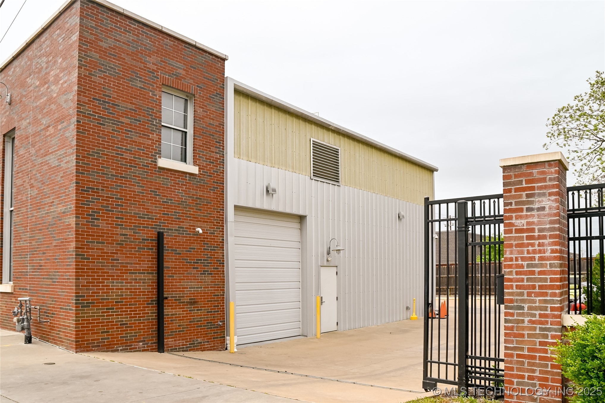 1147 S Lewis Avenue Property Photo 11