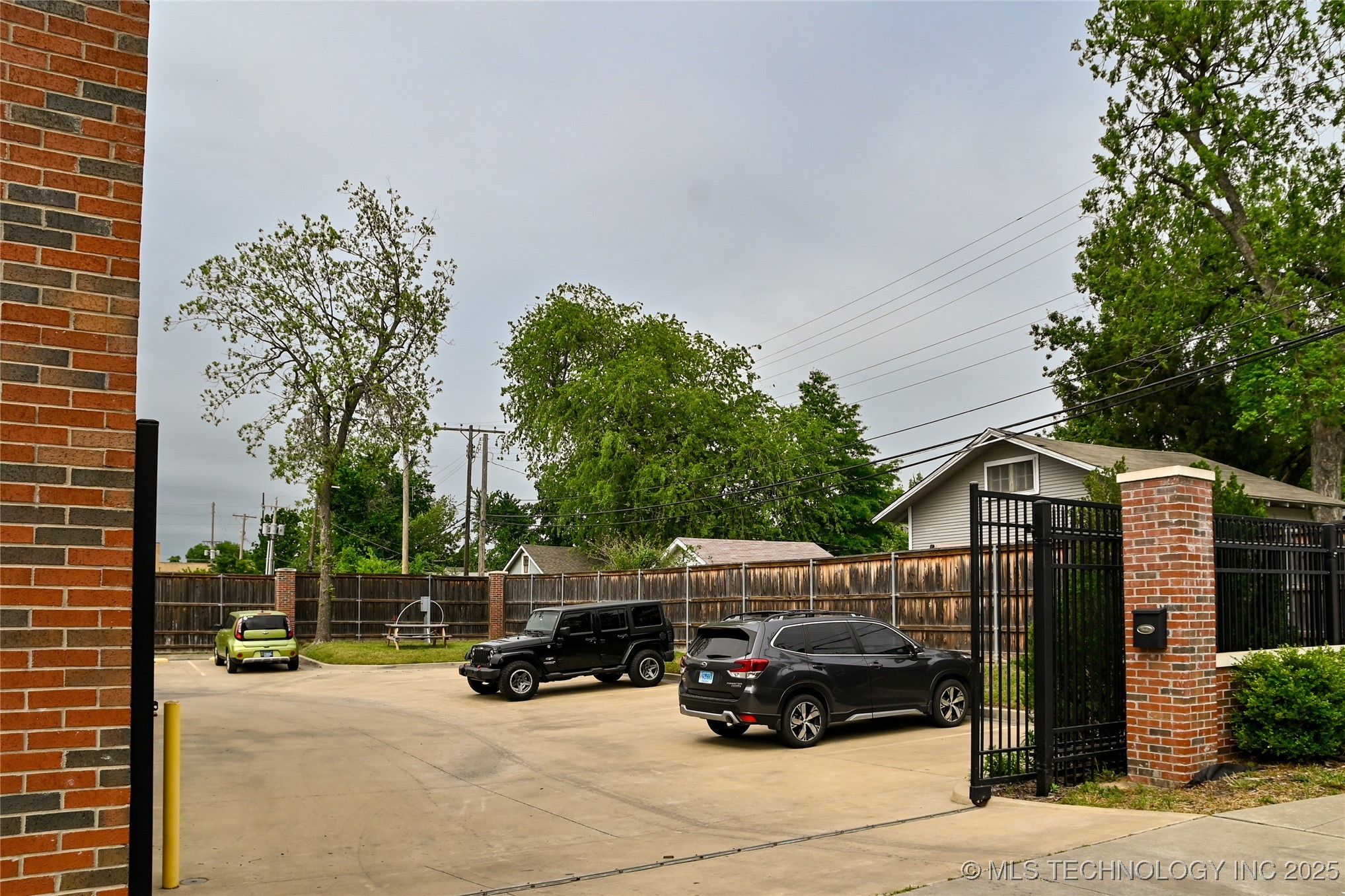 1147 S Lewis Avenue Property Photo 12