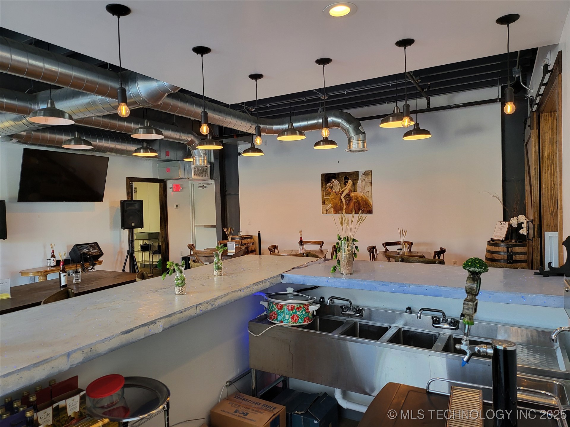 1147 S Lewis Avenue Property Photo 24