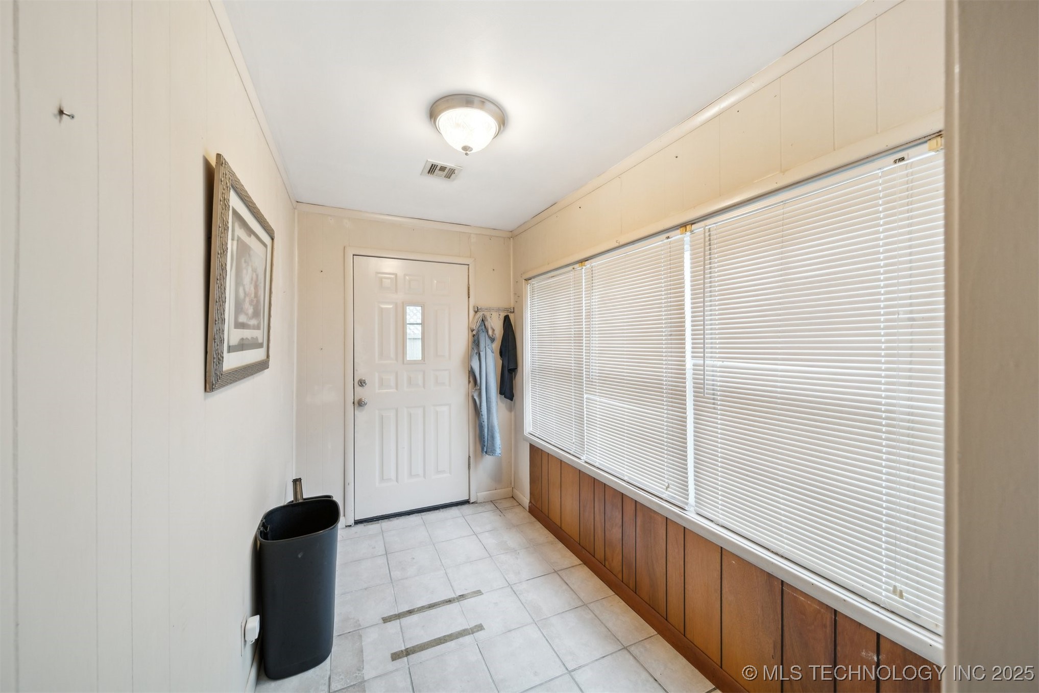 1525 N College Avenue Property Photo 9